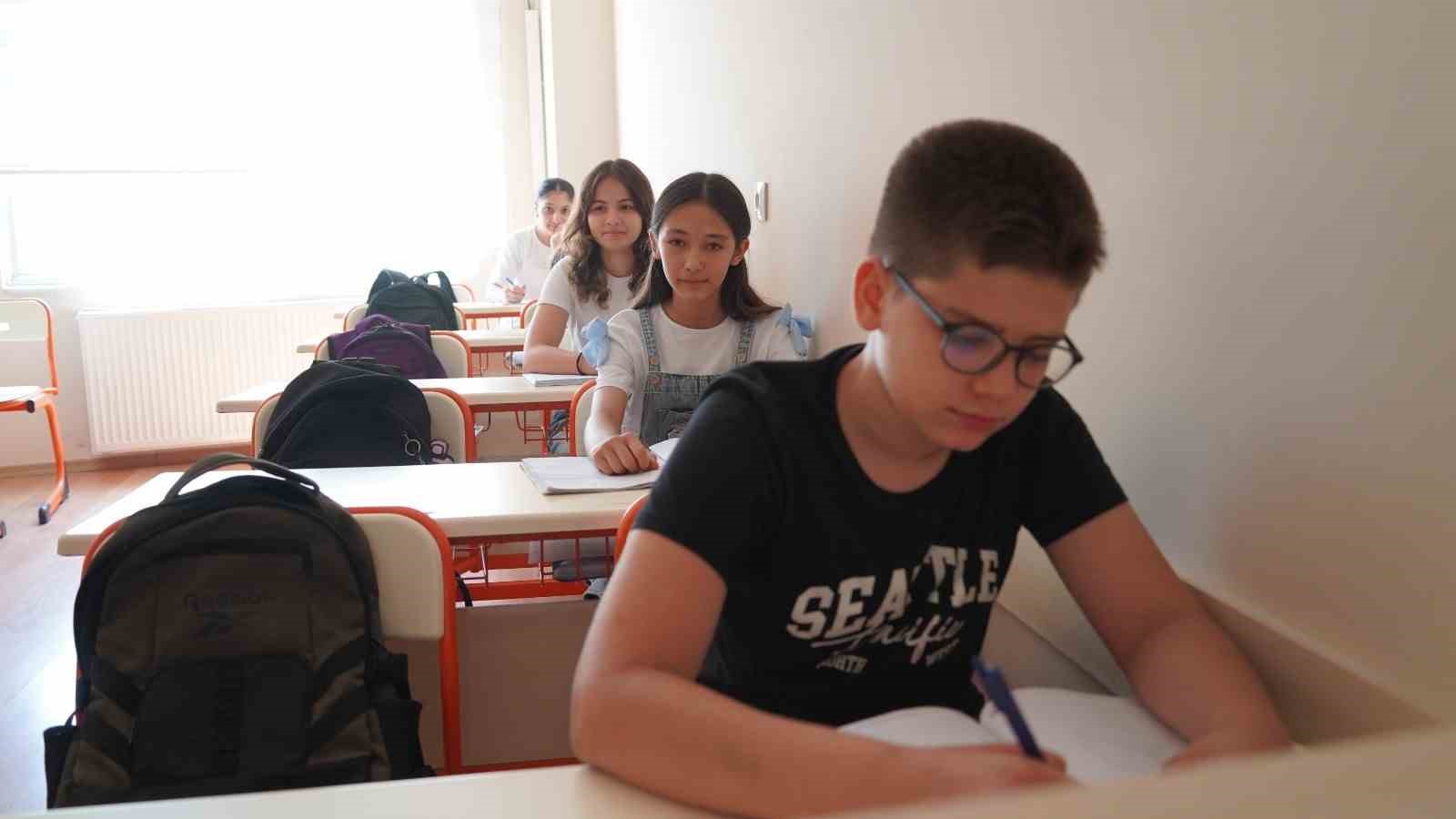 YUNUSEMRE BELEDİYESİ GENÇLİK VE EĞİTİM MERKEZLERİ (YEGEM), YENİ EĞİTİM-ÖĞRETİM DÖNEMİNDE DE ÖĞRENCİLERİN AKADEMİK BAŞARILARINA KATKI SUNMAYA HAZIRLANIYOR. 5. SINIFTAN MEZUN GRUPLARA KADAR GENİŞ BİR YELPAZEDE KURS DESTEĞİ VEREN MERKEZDE, YENİ DÖNEM KAYITLARI İÇİN SON BAŞVURU TARİHİNİN 30 EYLÜL 2026 OLDUĞU BİLDİRİLDİ.