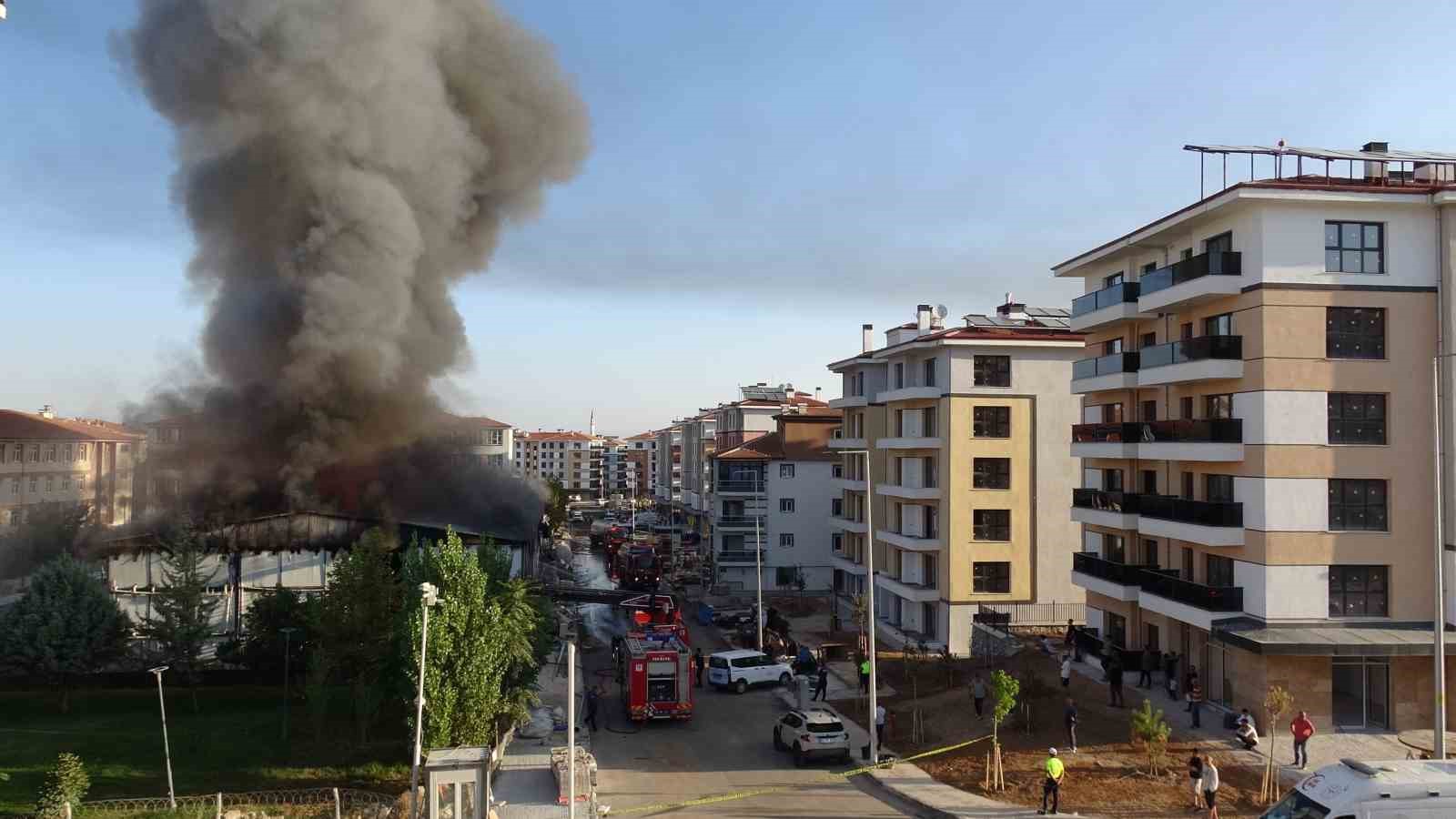 MALATYA'DA İŞÇİLERİN KALDIĞI YATAKHANE YANDI