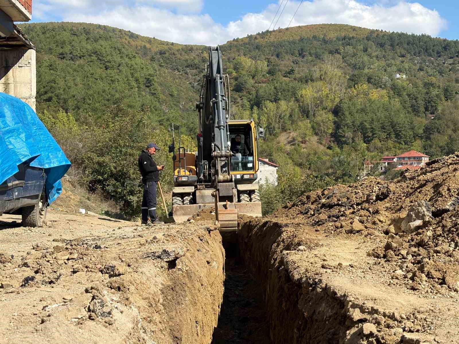 KARABÜK’ÜN YENİCE İLÇESİNDE, KARŞIYAKA MAHALLESİ’NDE DOĞALGAZ, İÇME SUYU VE ALTYAPI ÇALIŞMALARINA BAŞLANDI.