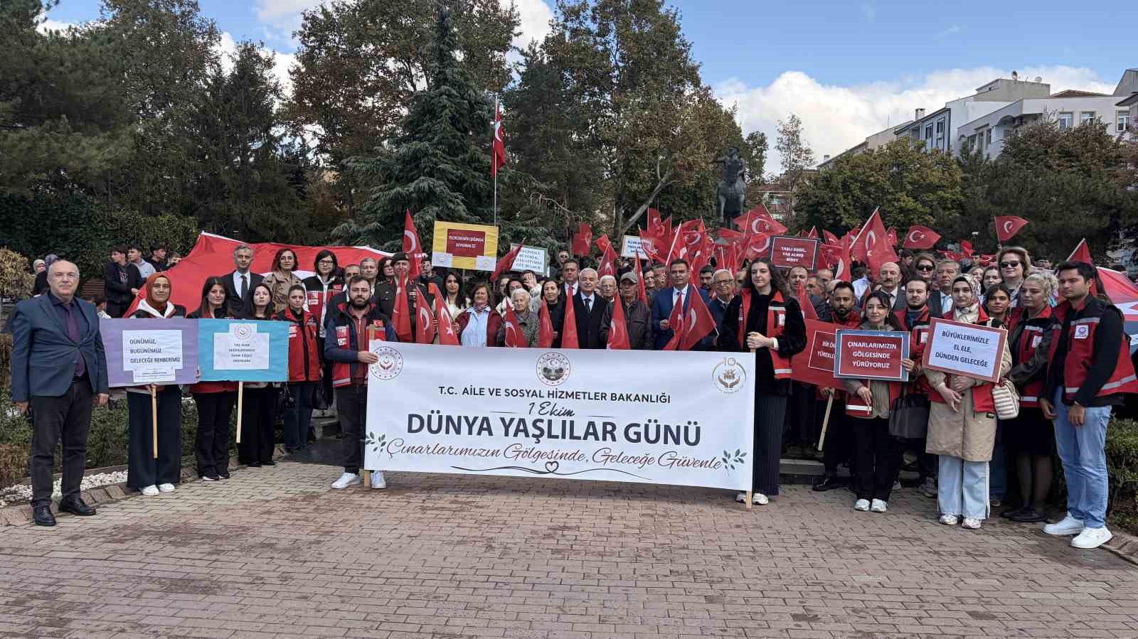 KIRKLARELİ’NDE 1 EKİM DÜNYA YAŞLILAR GÜNÜ KAPSAMINDA,  SAĞLIKLI VE AKTİF YAŞLANMAYA YÖNELİK FARKINDALIĞI ARTIRMAK AMACIYLA KORTEJ YÜRÜYÜŞÜ DÜZENLENDİ.