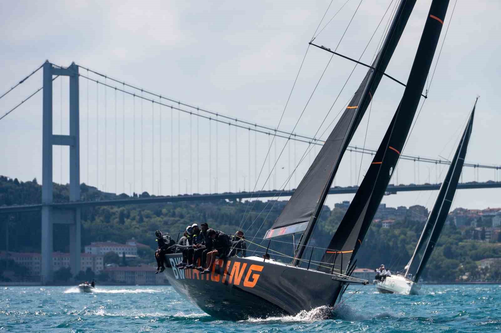 BOĞAZ’IN GÜÇLÜ AKINTILARI VE DEĞİŞKEN RÜZGÂRLARI ARASINDA YAPILAN FİNALDE; IRC0, IRC1 VE IRC2 SINIFLARI GENEL KLASMANINDA EN ÇOK PUANI TOPLAYARAK İLK SIRADA YER ALAN ‘ORİENT EXPRESS 6-ATABAY CHALLENGERS’ TAKIMI ‘BÜYÜK’ KUPANIN SAHİBİ OLDU.