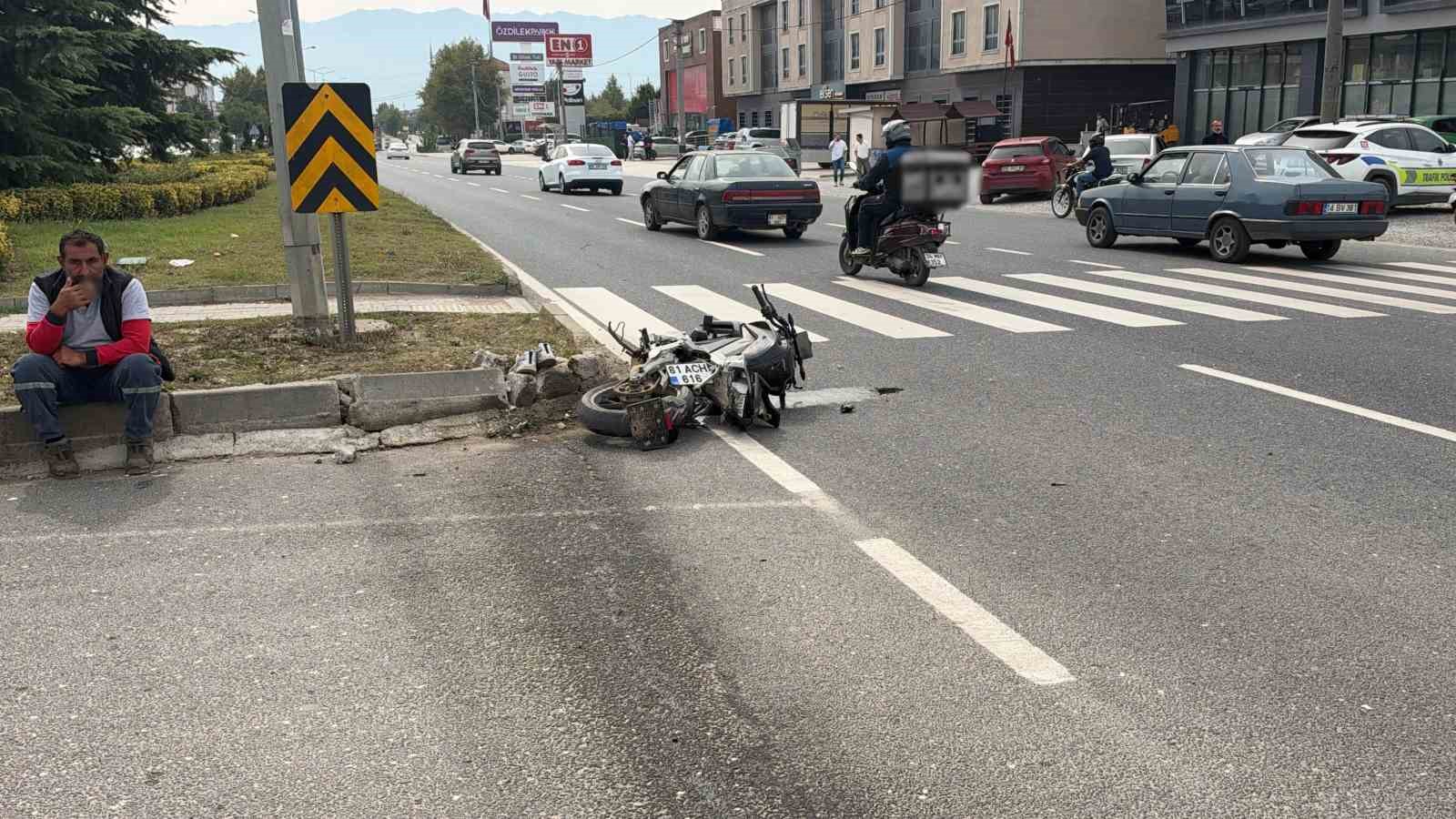 DÜZCE’DE MOTOSİKLET İLE OTOMOBİLİN ÇARPIŞMASI SONUCU MEYDANA GELEN TRAFİK KAZASINDA 2’Sİ AĞIR 3 KİŞİ YARALANDI.