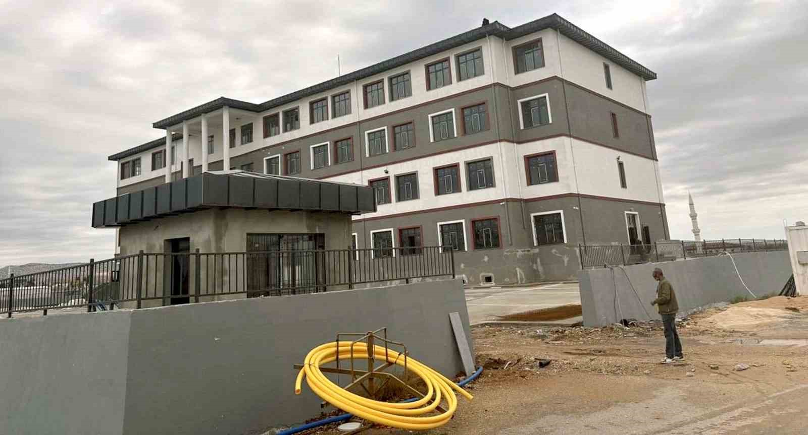 GAZİANTEP'İN ARABAN İLÇESİNDE, TOKİ TARAFINDAN İNŞA EDİLEN SOSYAL VE DEPREM KONUTLARI ALANINDA YAPIMI DEVAM EDEN 32 DERSLİKLİ İLK VE ORTAOKULUN İNŞAATINDA SONA GELİNDİ.