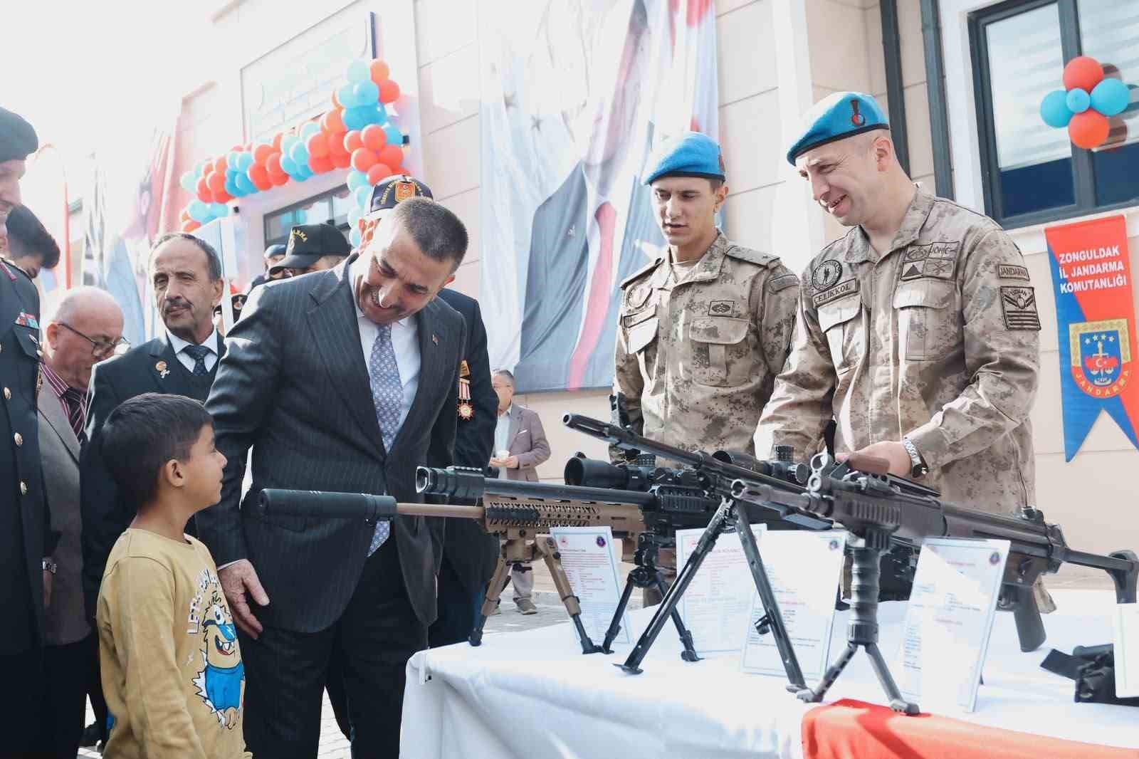 ZONGULDAK’IN DEVREK İLÇESİNE BAĞLI ÇAYDEĞİRMENİ BELDESİNDE YAPIMI TAMAMLANAN JANDARMA KARAKOL KOMUTANLIĞI YENİ HİZMET BİNASI TÖRENLE AÇILDI.