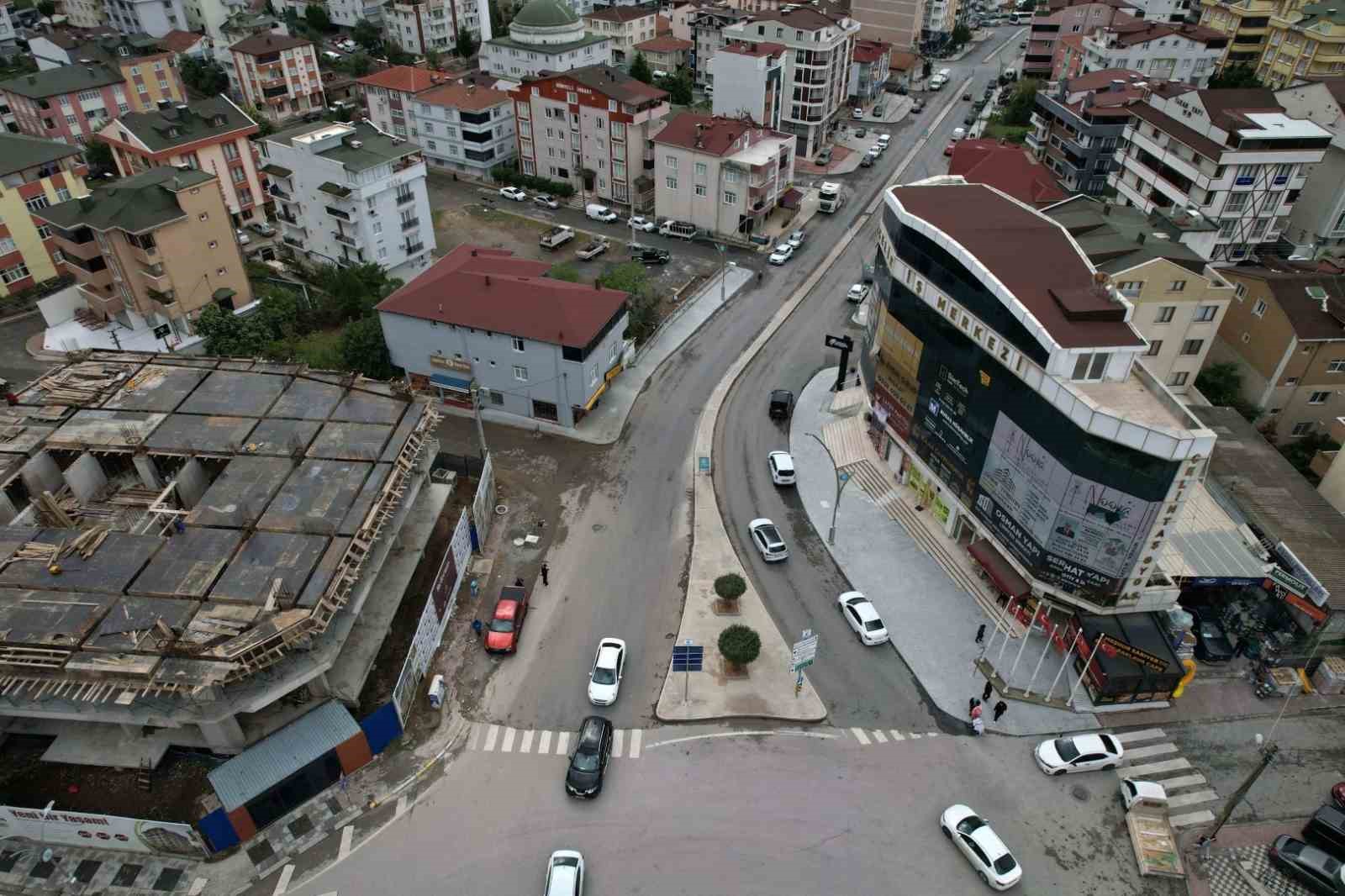 ÇAYIROVA'DA YAVUZ SULTAN SELİM CADDESİ İLE İSTİKLAL CADDESİ ARASINDAKİ BAĞLANTIYI SAĞLAYAN UĞUR MUMCU CADDESİ, ALTYAPI VE ÜSTYAPI ÇALIŞMALARIYLA YENİLENDİ.
