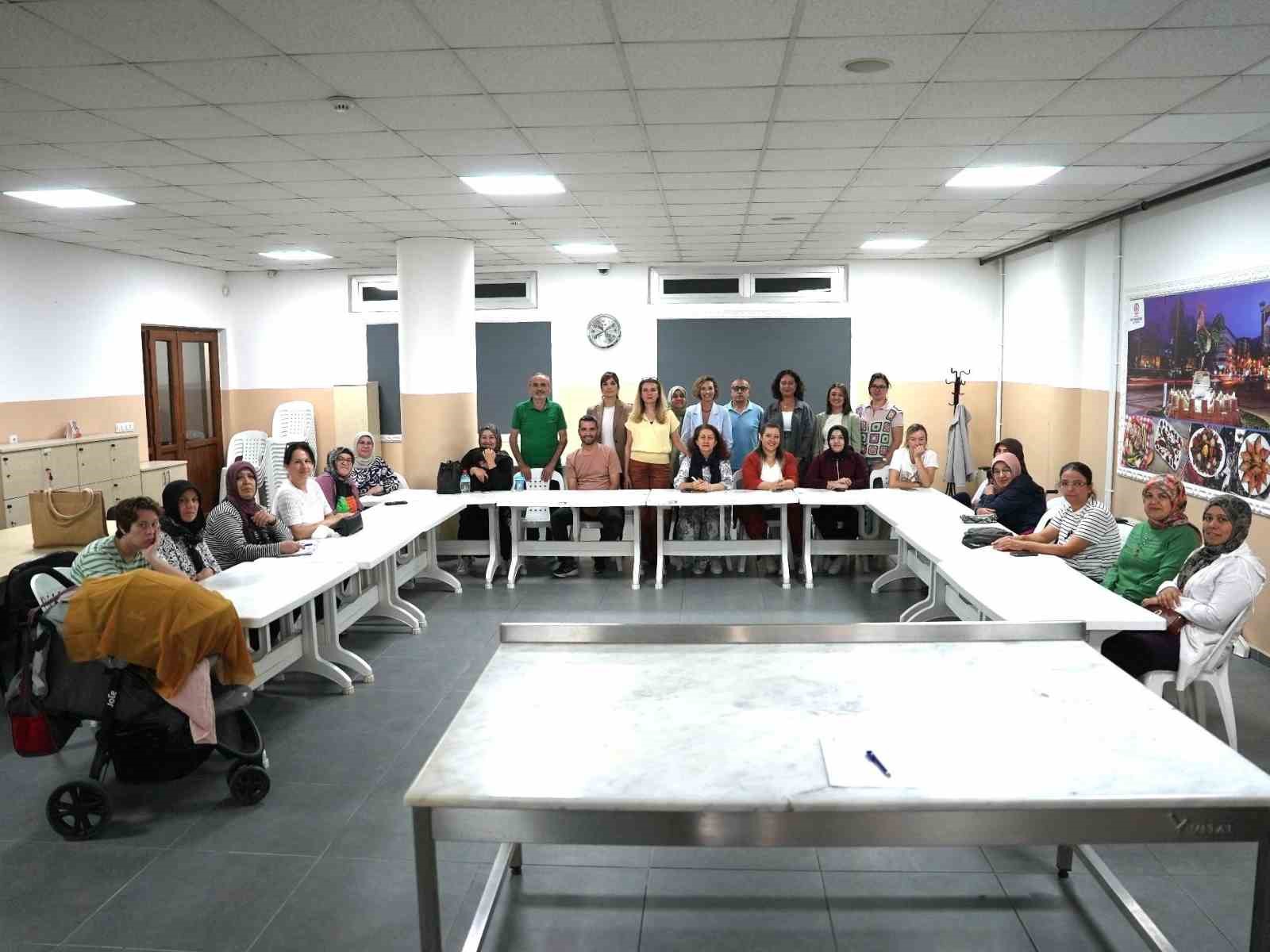 DENİZLİ BÜYÜKŞEHİR BELEDİYESİ, KENTİN KÖKLÜ MUTFAK KÜLTÜRÜNÜ YAŞATMAK VE GELENEKSEL TARİFLERİ GELECEK KUŞAKLARA AKTARMAK AMACIYLA "GEÇMİŞTEN GELEN LEZZETLER, GELECEĞE KALAN TARİFLER" TEMASIYLA GELENEKSEL LEZZETLER ATÖLYE SERİSİNİ BAŞLATTI. SERİNİN İLK ETKİNLİĞİ OLAN TARHANA YAPIMI ATÖLYESİ YOĞUN İLGİ GÖRÜRKEN, SIRADAKİ ERİŞTE YAPIMI ATÖLYESİ İÇİN BAŞVURULAR BAŞLADI.