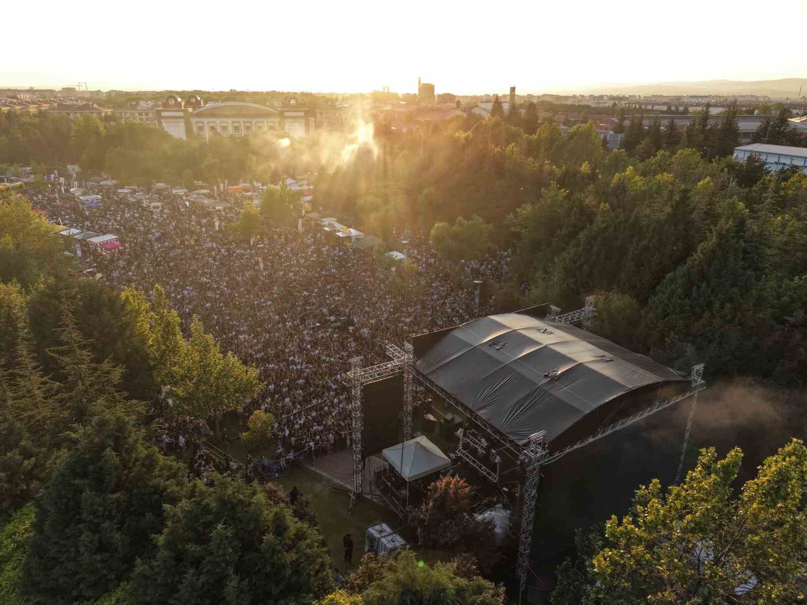 BU YIL 3'ÜNCÜSÜ DÜZENLENECEK OLAN ESKİŞEHİR GASTRO FEST'TE MANGA, SILA, SAGOPA KAJMER, BÜYÜK EV ABLUKADA, DEDUBLÜMAN, MADRİGAL, ANKARA ECHOES, YENİ TÜRKÜ, OZBİ, TUANA, AİSU VE FERİDE HİLAL AKIN SAHNE ALACAK (ARŞİV)