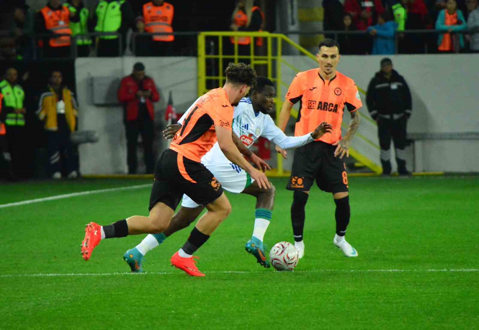 TRENDYOL SÜPER LİG'İN 8. HAFTASINDA ÇORUM FK, ÇAYKUR RİZESPOR’U KONUK EDİYOR. KARŞILAŞMADA 15 DAKİKA GOLSÜZ EŞİTLİKLE GEÇİLDİ.