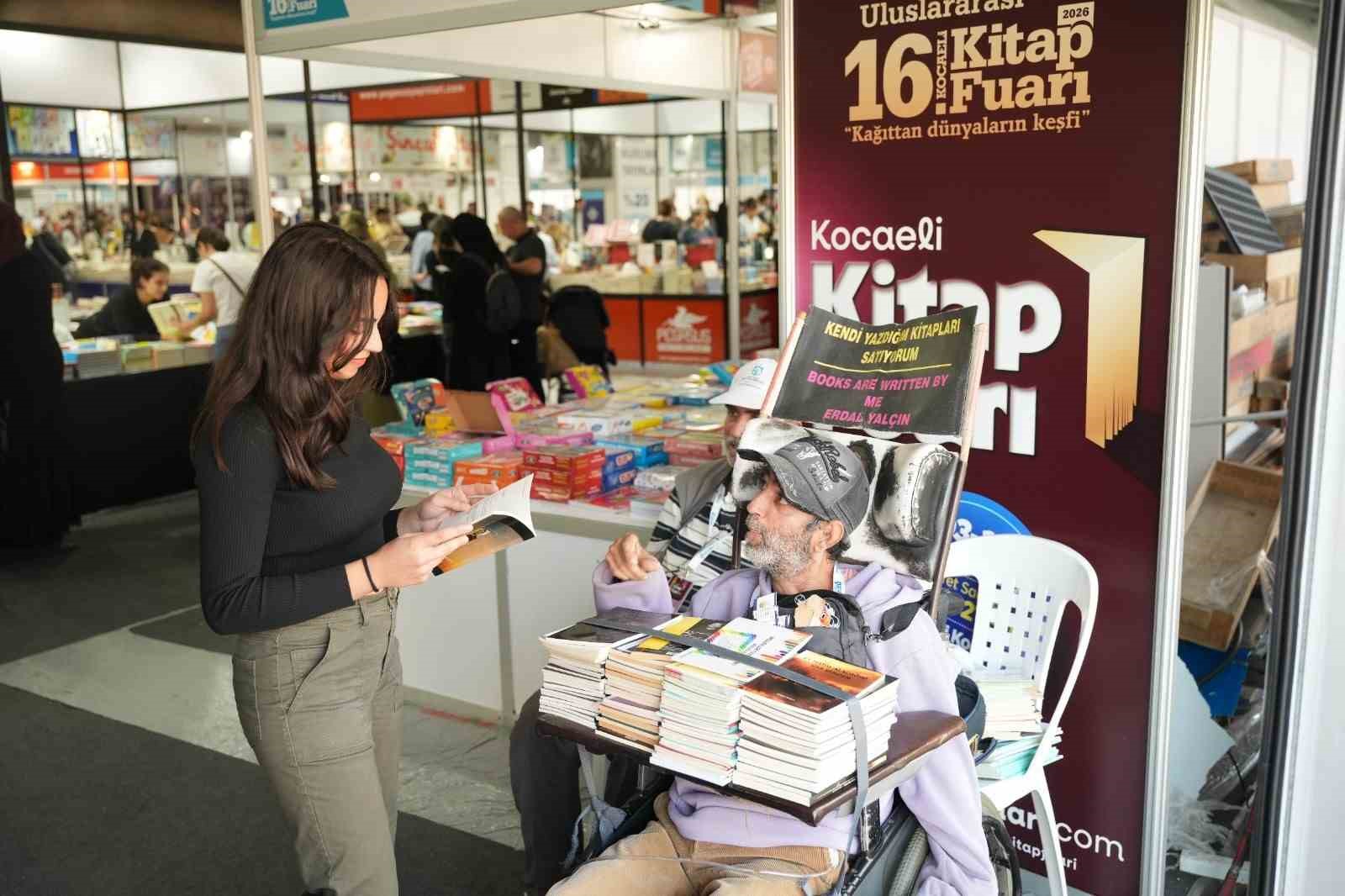 BİLGİSAYARINI TEK PARMAĞIYLA KULLANARAK 27 KİTAP YAZAN YÜZDE 98 ENGELLİ ERDAL YALÇIN, ESERLERİNİ 16. ULUSLARARASI KOCAELİ KİTAP FUARI'NDA OKURLARIYLA BULUŞTURDU.
