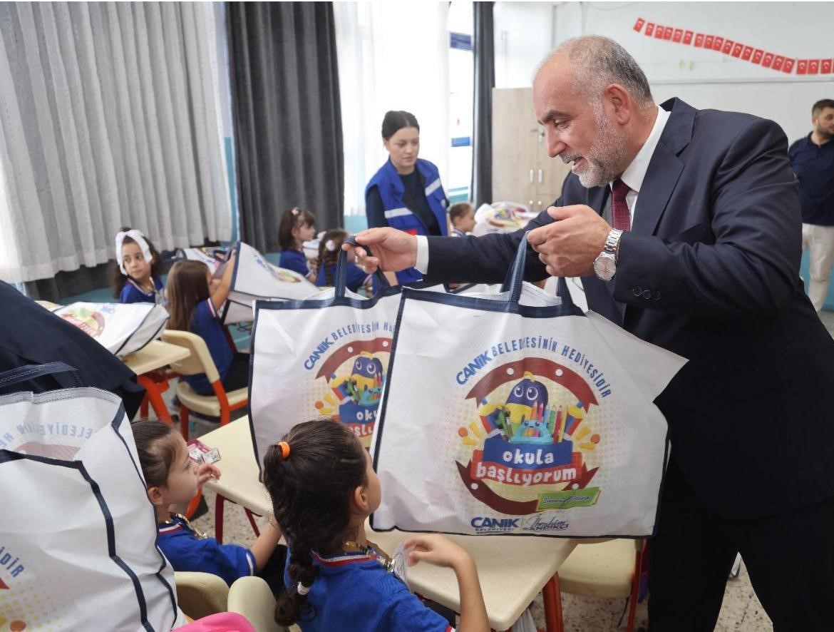 SAMSUN’UN CANİK BELEDİYE BAŞKANI İBRAHİM SANDIKÇI, BU YIL DA İLKOKUL BİRİNCİ SINIFA BAŞLAYAN TÜM ÖĞRENCİLERE ÇANTA VE KIRTASİYE SETİ HEDİYE EDECEKLERİNİ SÖYLEDİ.