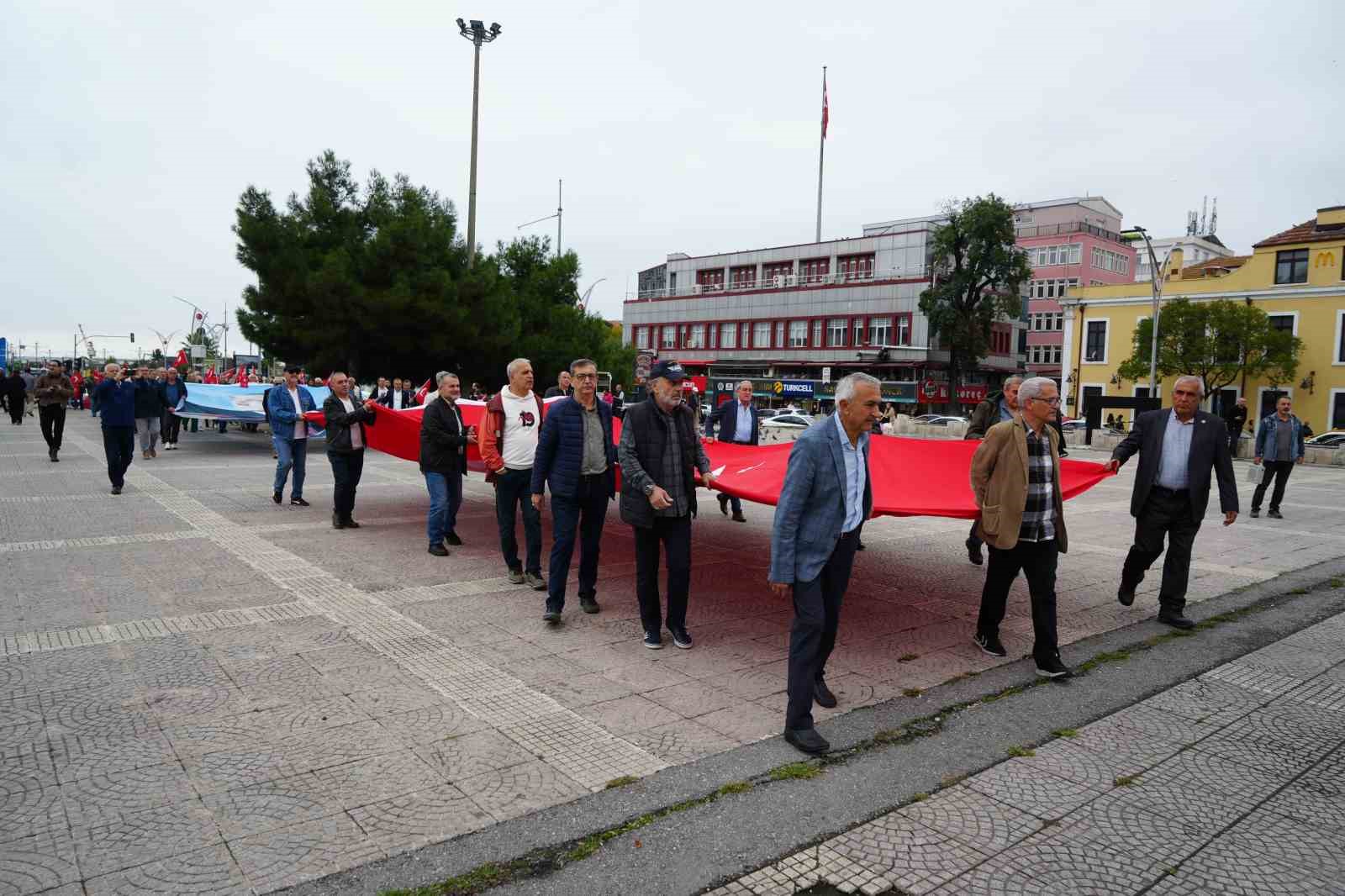 SAMSUN'DA 17 EKİM ASTSUBAYLAR GÜNÜ DOLAYISIYLA YÜRÜYÜŞ DÜZENLEYEN EMEKLİ ASTSUBAYLAR, TAZMİNAT VE ÖZLÜK HAKLARININ İYİLEŞTİRİLMESİNİ İSTEDİ.