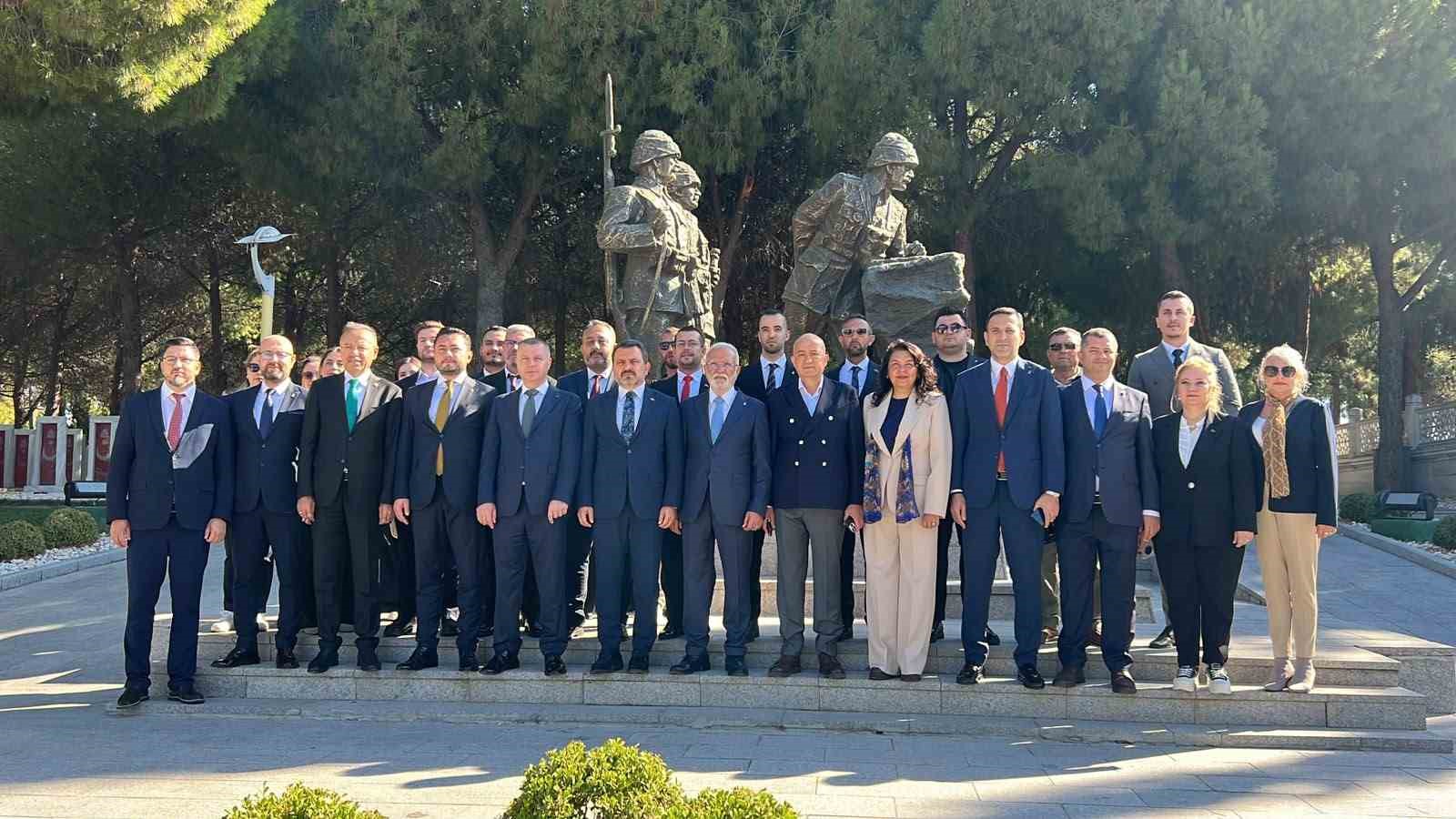 AK PARTİ GENEL BAŞKANVEKİLİ MUSTAFA ELİTAŞ, ÇANAKKALE SAVAŞLARININ YAŞANDIĞI TARİHİ GELİBOLU YARIMADASINDA ŞEHİTLER ABİDESİNİ ZİYARET ETTİ.
