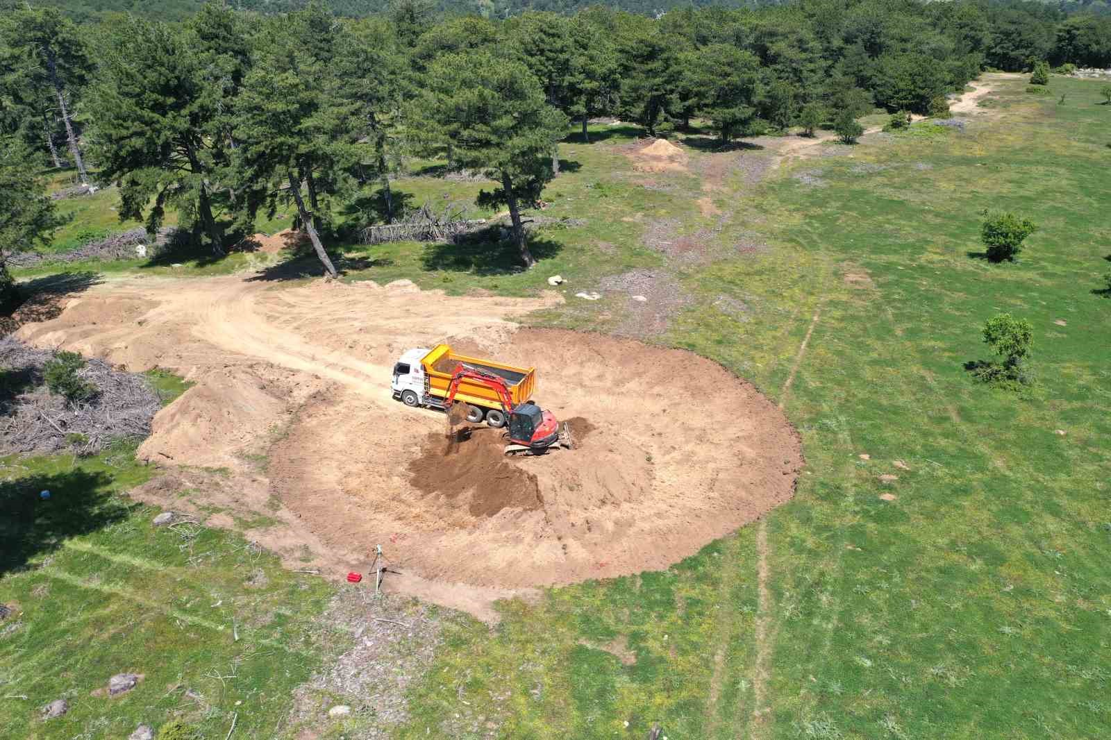BALIKESİR ORMAN BÖLGE MÜDÜRLÜĞÜ TARAFINDAN EDREMİT ORMAN İŞLETME MÜDÜRLÜĞÜ SORUMLULUK ALANINDA YENİ BİR HELİKOPTER YANGIN HAVUZU HİZMETE ALINDI. BURHANİYE’NİN KIRTIK MAHALLESİ ORMANLIK ALANINDA OLUŞTURULAN HAVUZUN SU ALIMINA BAŞLADIĞI BİLDİRİLDİ.