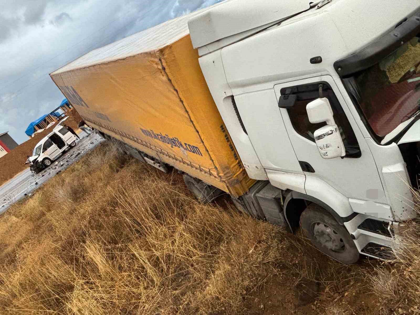 MALATYA'NIN DOĞANŞEHİR İLÇESİNDE OTOMOBİL İLE TIRIN ÇARPIŞMASI SONUCU MEYDANA GELEN TRAFİK KAZASINDA 4 KİŞİ YARALANDI.