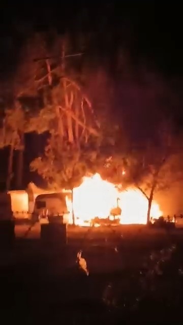 KISA SÜREDE OLAY YERİNE ULAŞAN İTFAİYE EKİPLERİ, ALEVLERE MÜDAHALE EDEREK YANGINI KONTROL ALTINA ALDI.