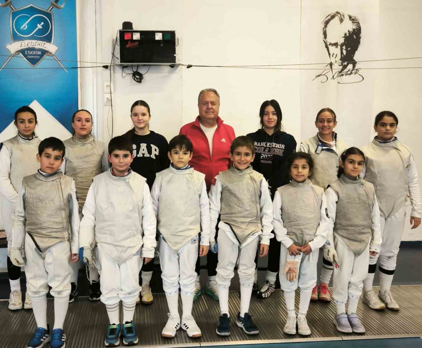 ESKİŞEHİR'DE AMATÖR SPOR HAFTASI ETKİNLİKLERİ KAPSAMINDA PROF. DR. FETHİ HEPER ESKRİM SALONU’NDA 'ESKRİM FLÖRE' ETKİNLİĞİ GERÇEKLEŞTİRİLDİ.
