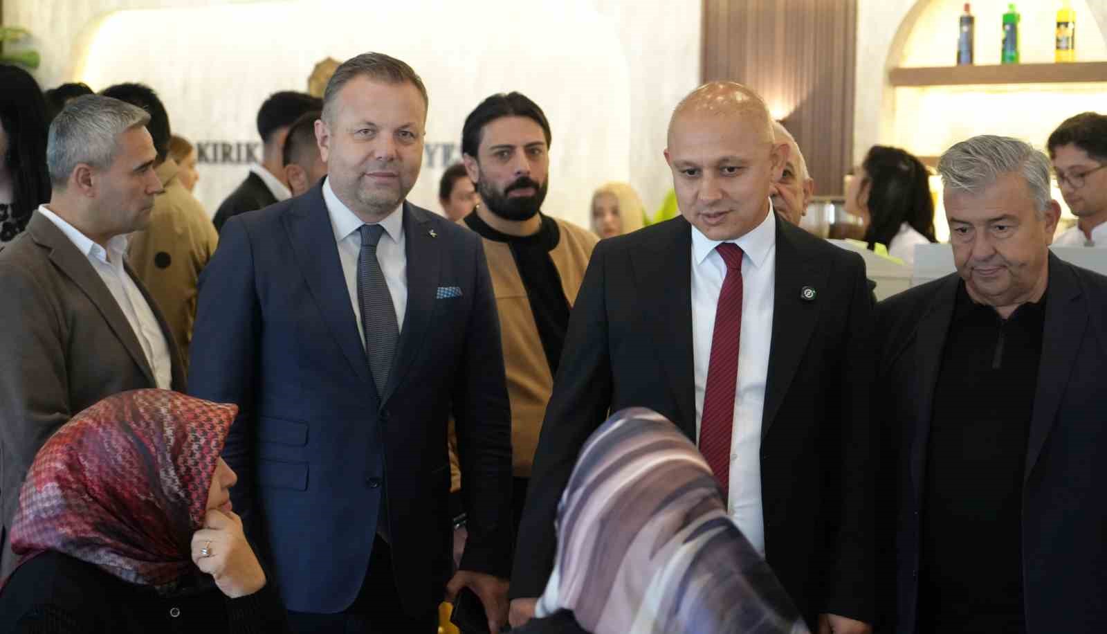 KIRIKKALE'DE 1 EKİM DÜNYA KAHVE GÜNÜ DOLAYISIYLA BELEDİYENİN SOSYAL TESİSİNE GELEN VATANDAŞLARA KAHVE İKRAM EDİLDİ. BELEDİYE BAŞKANI AHMET ÖNAL DA VATANDAŞLARLA BİR ARAYA GELEREK SOHBET ETTİ.