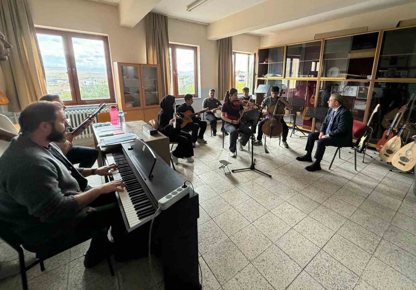 VALİ POLAT, GÜZEL SANATLAR LİSESİ’NDE ÖĞRENCİLERLE BULUŞTU(KARS-İHA)