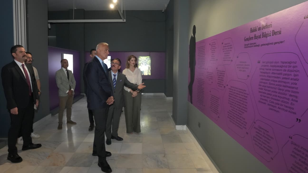 KÜLTÜR VE TURİZM BAKANI MEHMET NURİ ERSOY, TARİH PROFESÖRÜ VE BÜROKRAT PROF. DR. AHMET HALUK DURSUN’UN VEFATININ 7’NCİ YIL DÖNÜMÜ NEDENİYLE ANKARA RESİM VE HEYKEL MÜZESİ'NDE DÜZENLENEN "HALUK DURSUN SERGİSİ" VE BELGESEL GÖSTERİMİNE KATILDI.
