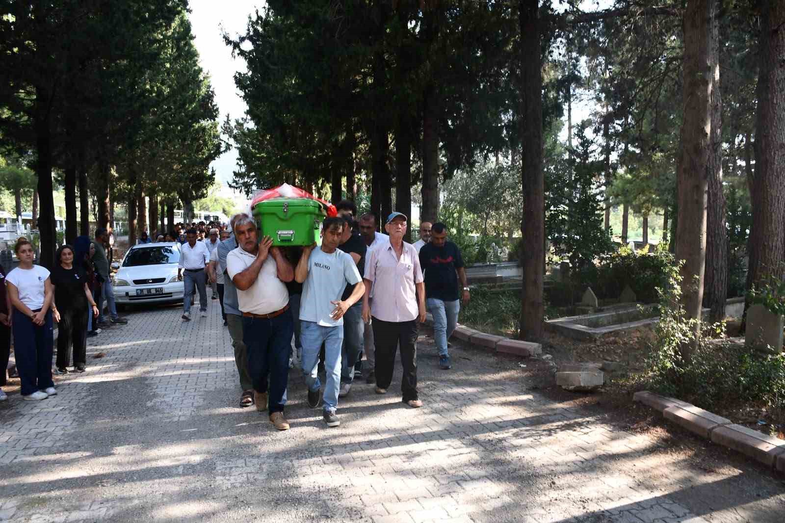 ECEM SON YOLCULUĞUNA GELİNLİĞİNE SARILI TABUTUYLA UĞURLANDI.
