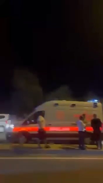 BURSA'DA İDDİAYA GÖRE DİREKSİYON HAKİMİYETİNİ KAYBEDEN EHLİYETSİZ SÜRÜCÜ, ORTA REFÜJÜ AŞARAK KARŞI YÖNDEN GELEN OTOMOBİL İLE ÇARPIŞTI. YAŞANAN KAZADA 7 KİŞİ YARALANDI.