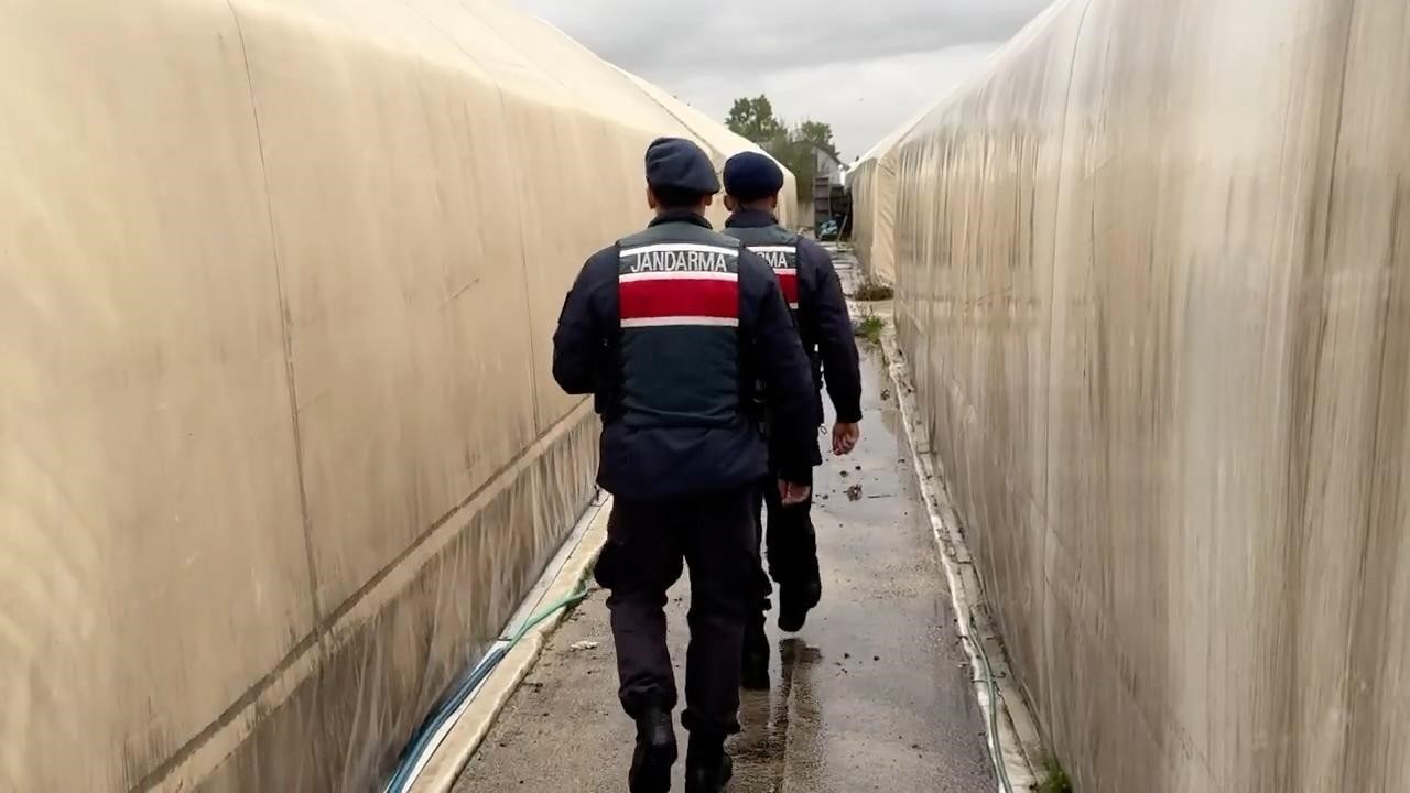 BOLU’DA ZİMMET İDDİASIYLA YÜRÜTÜLEN SORUŞTURMADA GÖZALTINA ALINAN 9 ŞÜPHELİDEN 3’Ü SERBEST BIRAKILDI. DİĞER 6 ŞÜPHELİNİN YARIN ADLİYEYE SEVK EDİLMESİ BEKLENİYOR.