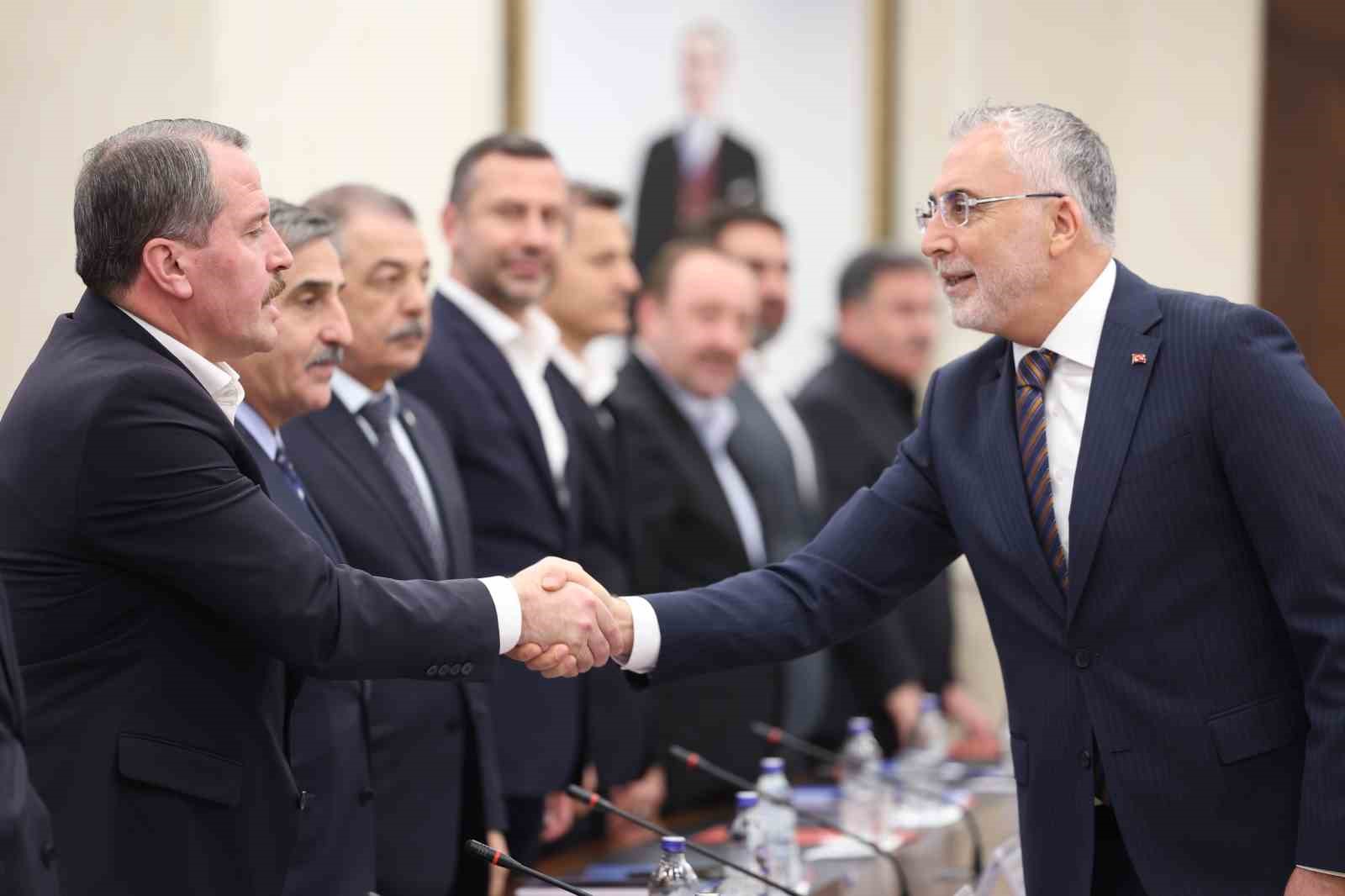 KAMU PERSONELİ DANIŞMA KURULU (KPDK), ‘KAMU PERSONEL SİSTEMİNE İLİŞKİN DÜZENLEME İHTİYACI BULUNAN HUSUSLAR’ GÜNDEMİYLE ÇALIŞMA VE SOSYAL GÜVENLİK BAKANLIĞI REŞAT MORALI TOPLANTI SALONU’NDA ÇALIŞMA VE SOSYAL GÜVENLİK BAKANI VEDAT IŞIKHAN BAŞKANLIĞINDA TOPLANDI.