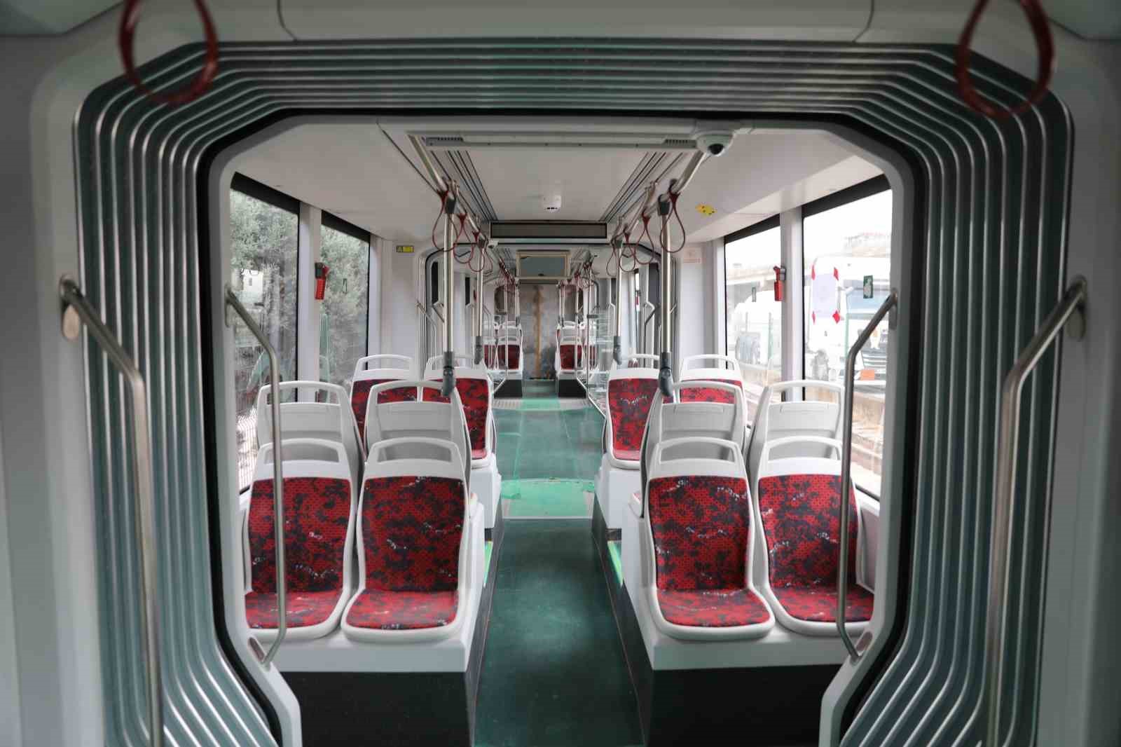 SAMSUN BÜYÜKŞEHİR BELEDİYESİ (SBB) TARAFINDAN ŞEHRE KAZANDIRILAN 12 YENİ TRAMVAYIN İKİNCİSİ DE KENTE ULAŞTI. İLK TRAMVAYIN TEST AŞAMASINDA SONA YAKLAŞILIRKEN KENTE GELEN İKİNCİ TRAMVAYIN DA MONTAJ VE TEST SÜRECİ BAŞLADI.