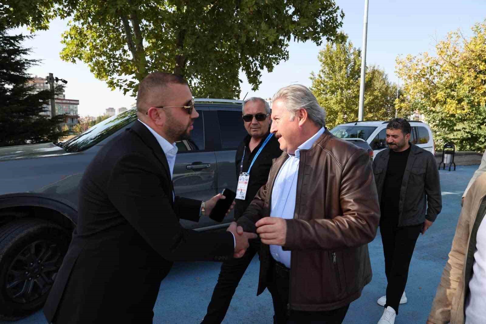 ERCİYES 38 FK KULÜP BAŞKANI LATİF ERSOY, ADANASPOR KARŞILAŞMASINDA TAKIMLARINA DESTEK VEREN MELİKGAZİ BELEDİYE BAŞKANI MUSTAFA PALANCIOĞLU’NA TEŞEKKÜR ETTİ