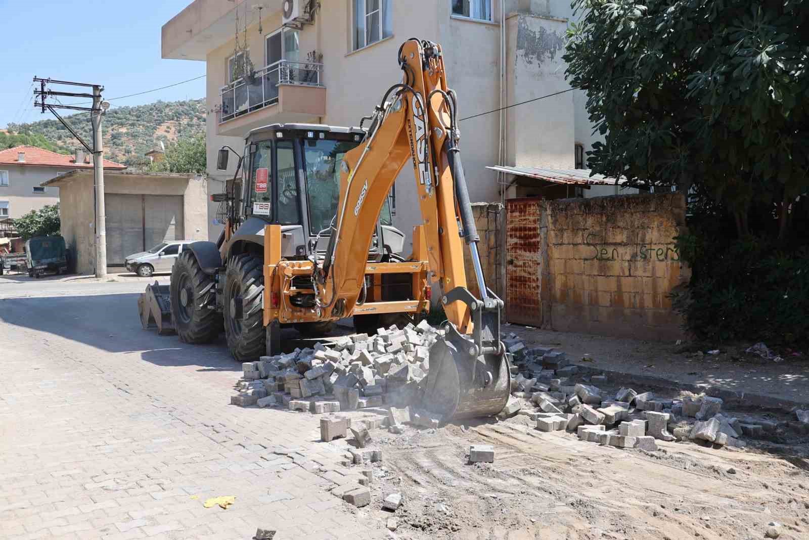KOÇARLI BELEDİYESİ, GÜNDOĞAN MAHALLESİ YUNUS EMRE SOKAK’TA YOL YENİLEME ÇALIŞMASI BAŞLATIRKEN, ÇALIŞMALARI YERİNDE İNCELEYEN BELEDİYE BAŞKANI ÖZGÜR ARICI; "DAHA GÜVENLİ VE KONFORLU YOLLAR KAZANDIRMAK İÇİN ÇALIŞMALARIMIZI SÜRDÜRÜYORUZ" DEDİ.