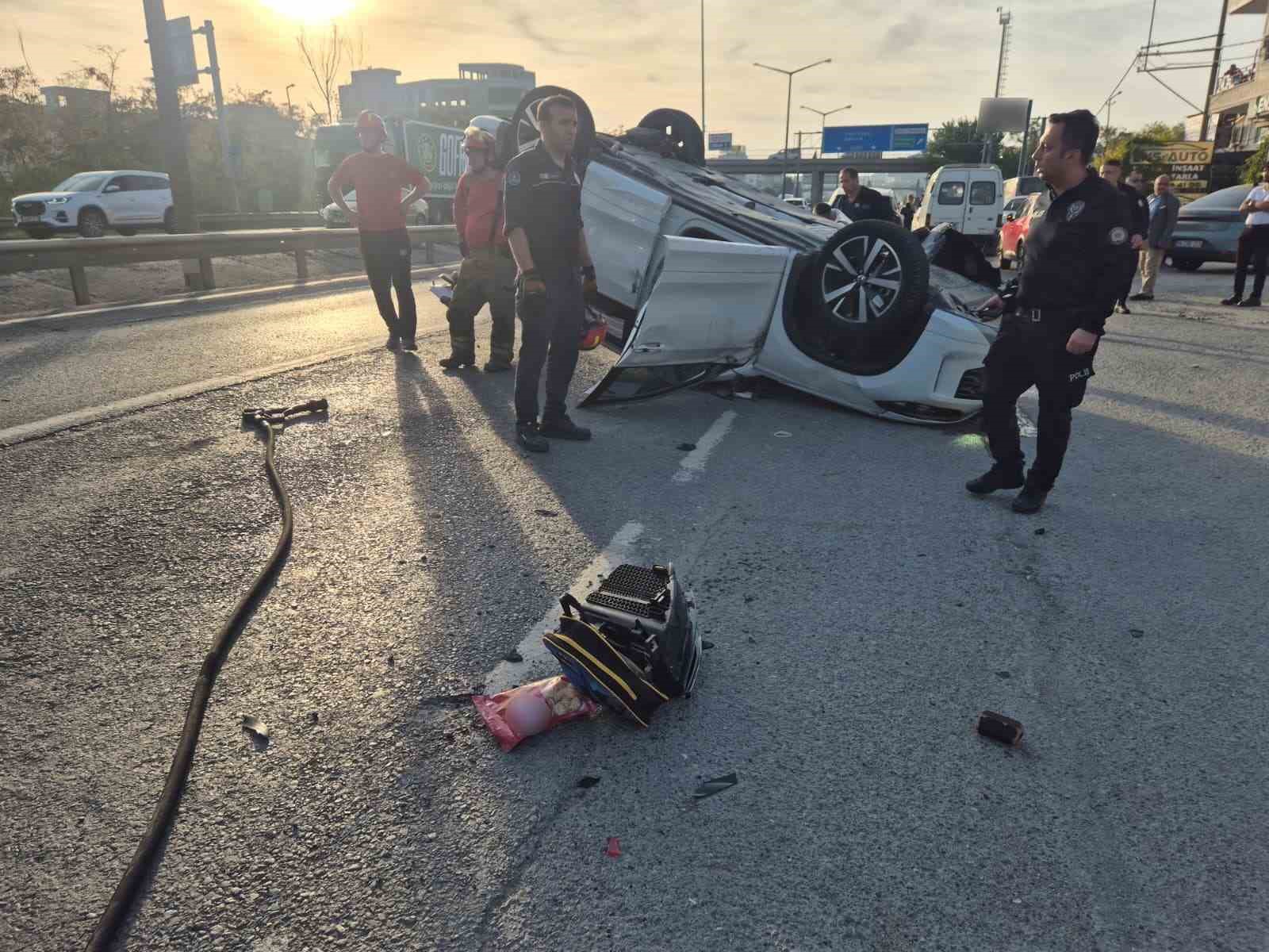 İSTANBUL SİLİVRİ E-5 KARAYOLU’NDA AŞIRI HIZLI OLDUĞU İLERİ SÜRÜLEN ARACIN, ÖNÜNDEKİ ARACA ÇARPMASIYLA MEYDANA GELEN ZİNCİRLEME KAZADA, İKİ KİŞİ YARALANDI. KAZA VE ARAÇLARIN TAKLA ATTIĞI ANLAR GÜVENLİK KAMERASINA YANSIDI.