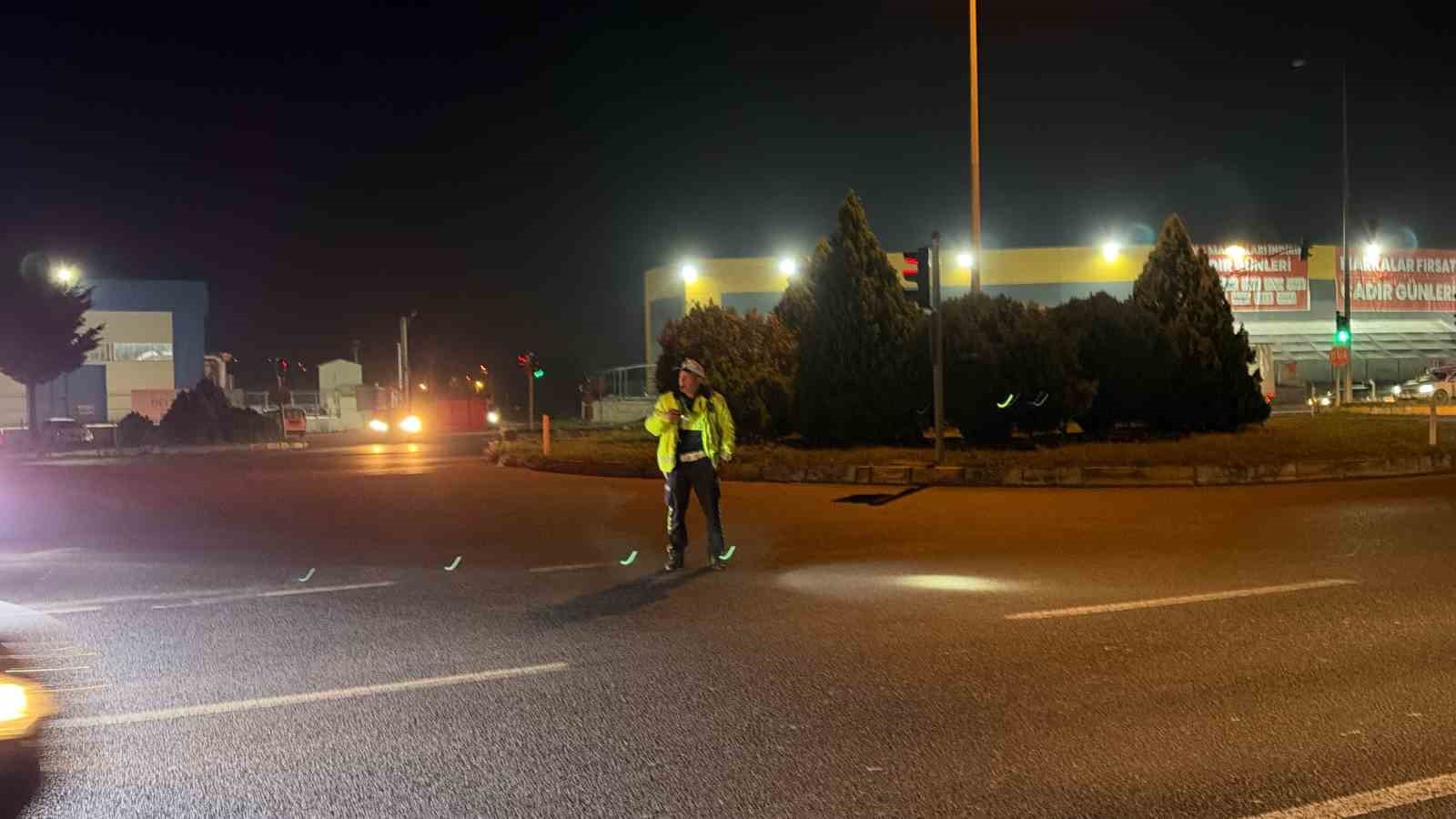 DÜZCE’DE AKŞAM SAATLERİNDE MEYDANA GELEN TRAFİK KAZASI NEDENİYLE OLUŞAN YOĞUNLUKTA AMBULANS TRAFİKTE KALDI. BÖLGE TRAFİK EKİPLERİ, SİNYALİZASYON SİSTEMİNE MÜDAHALE EDEREK AMBULANSIN HIZLA GEÇİŞİNİ SAĞLADI.