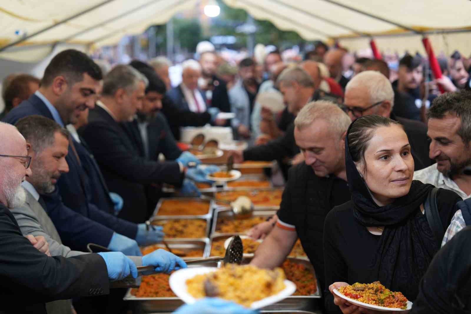 KATILIMCILARA MARDİN YÖRESİNE ÖZGÜ BULGUR PİLAVI VE AYRAN İKRAM EDİLİRKEN, VATANDAŞLARA HEDİYELİK BULGUR DAĞITILDI.