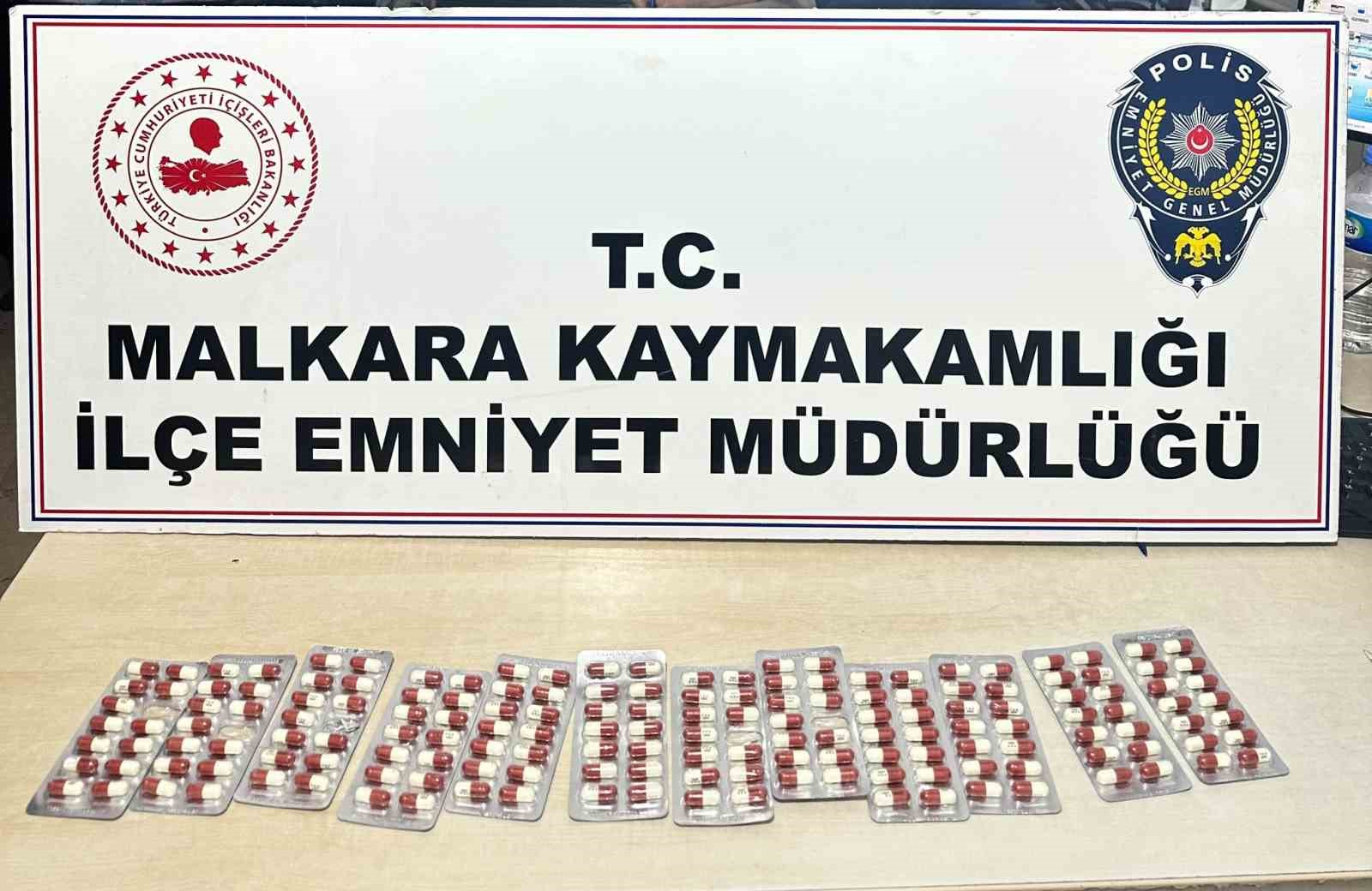 TEKİRDAĞ'IN MALKARA İLÇESİNDE POLİS EKİPLERİNİN TAKİBİ SONUCU GERÇEKLEŞTİRİLEN ÇALIŞMADA 211 ADET UYUŞTURUCU HAP İLE UYUŞTURUCU TİCARETİNDE KULLANILDIĞI DEĞERLENDİRİLEN 24 BİN 505 TL ELE GEÇİRİLDİ.