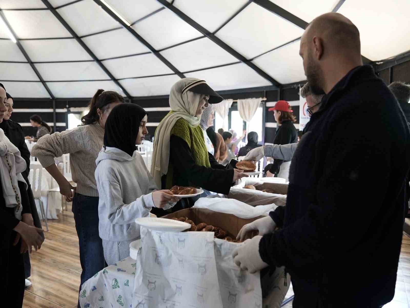 DÜZCE BELEDİYESİ GENÇLİK VE SPOR HİZMETLERİ MÜDÜRLÜĞÜ İLE GENÇLİK VE SPOR İL MÜDÜRLÜĞÜ DÜNYA YÜRÜYÜŞ GÜNÜ DOLAYISIYLA DÜZCE GSB YURTLARINDA BARINAN ÖĞRENCİLER BAŞTA OLMAK ÜZERE DÜZCELİ GENÇLERİN KATILDIĞI DOĞA YÜRÜYÜŞÜ DÜZENLEDİ. YAKLAŞIK 150 GENÇ, DOĞA İLE İÇ İÇE 5 KİLOMETRELİK PARKURDA YÜRÜYÜŞ YAPTI.