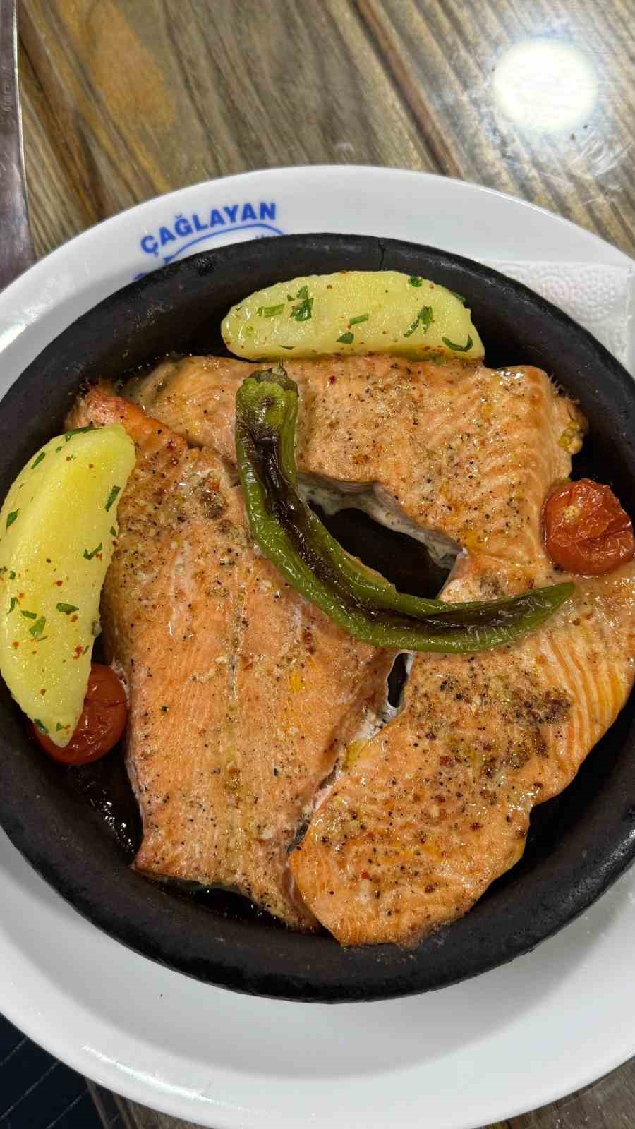 RİZE, 6. GASTRONOMİ GÜNLERİ İLE BİRLİKTE AVRUPA PAZARINDA YÜKSEK DEĞER BULAN TÜRK SOMONU İHRACATINI, İYİDERE LOJİSTİK LİMANI ALTYAPISINI VE GELENEKSEL SAĞLIKLI BESLENME KÜLTÜRÜNÜ BİR ARAYA GETİREREK KENTİ KÜRESEL ÖLÇEKTE BİR "LONGEVİTY" (UZUN YAŞAM) VE GASTRONOMİ MERKEZİNE DÖNÜŞTÜRMEYİ HEDEFLİYOR