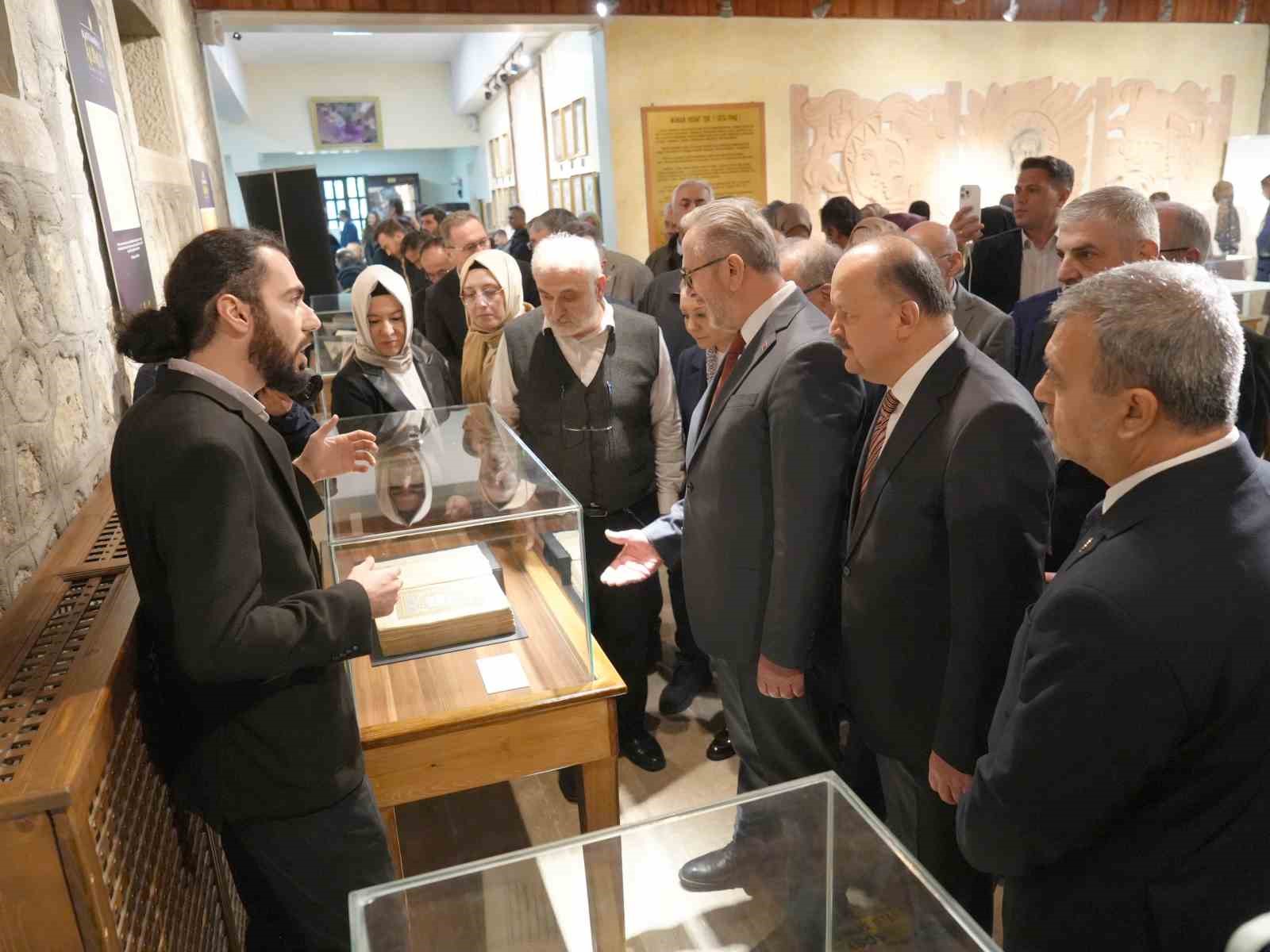 TÜRKİYE YAZMA ESERLER KURUMU BAŞKANLIĞININ (TÜYEK) TÜRKİYE’NİN ÇEŞİTLİ İLLERİNDE KÜTÜPHANEDE KASTAMONU İLE İLGİLİ BULUNAN YAZMA ESERLERİNİN YER ALDIĞI “KASTAMONULU ALİMLER YAZMA ESERLER” SERGİSİ AÇILDI.