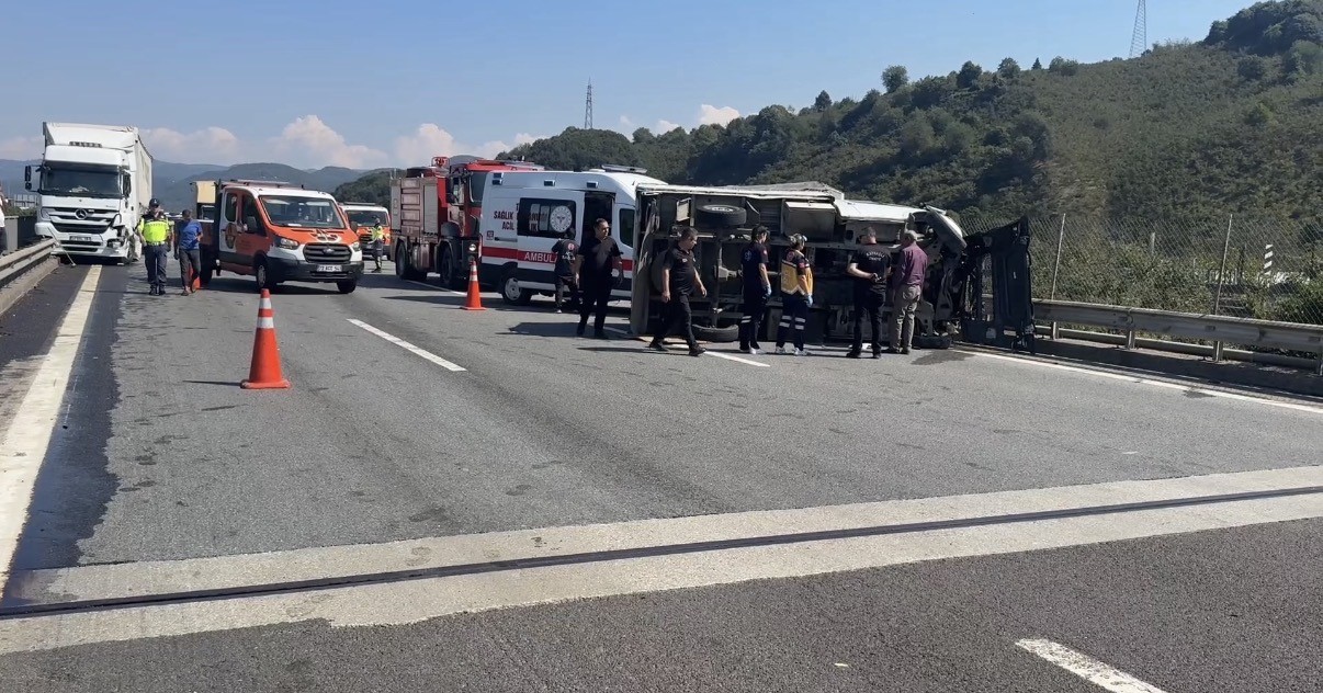ANADOLU OTOYOLU ASARSUYU KÖPRÜSÜ ÜZERİNDE 2 TIR VE 1 KAMYONETİN KARIŞTIĞI ZİNCİRLEME KAZADA DEVRİLEN KAMYONETİN SÜRÜCÜSÜ YARALANDI.