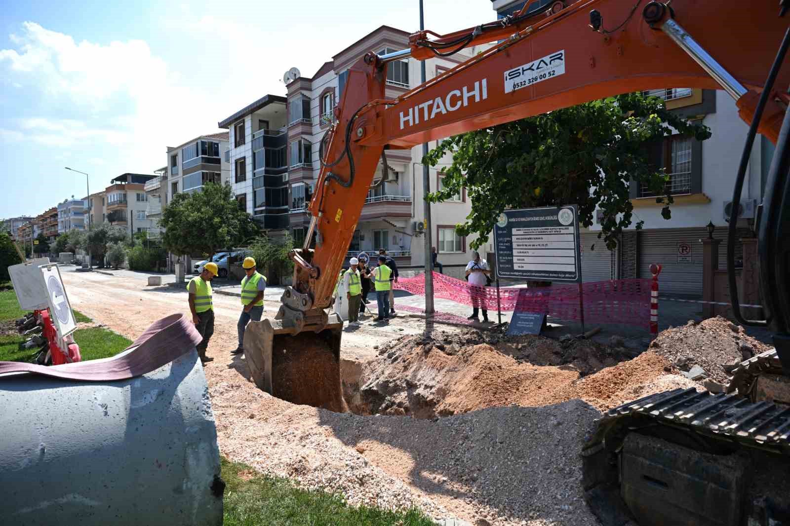 MANİSA’NIN AKHİSAR İLÇESİNDE YAĞIŞLARIN ARDINDAN TAŞKINLARIN YAŞANDIĞI HÜRRİYET MAHALLESİ’NDE MASKİ EKİPLERİ, YAKLAŞIK 1 KİLOMETRELİK YAĞMURSUYU HATTINI YENİLEYİP GENİŞLETİYOR.