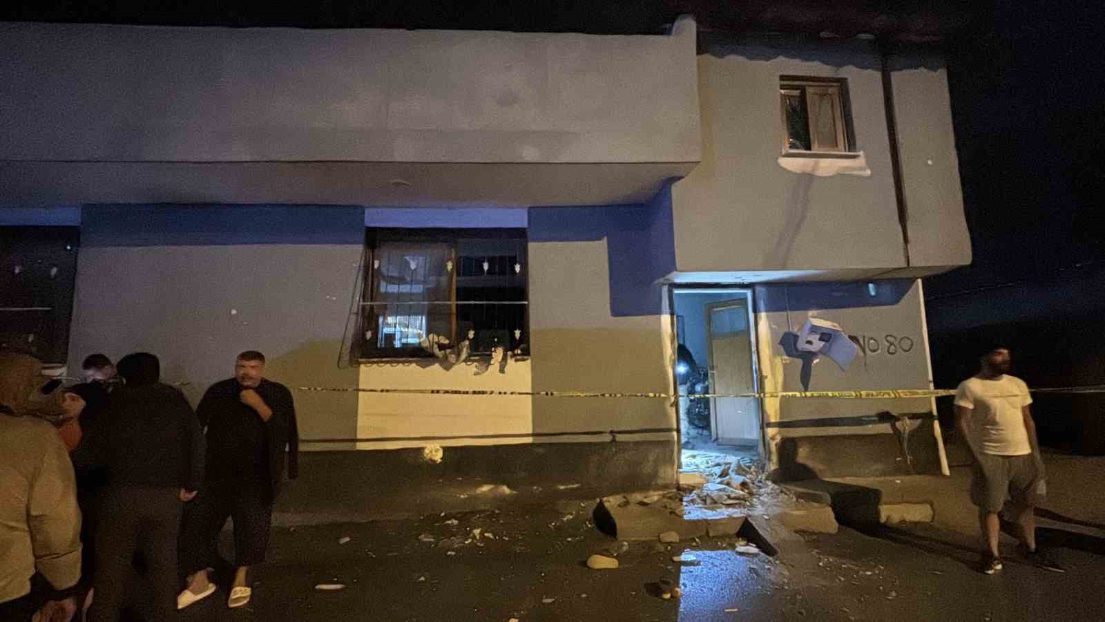 ADANA'DA BİR EVE, MOTOSİKLETLE GELEN KİMLİĞİ BELİRSİZ 2 KİŞİ TARAFINDAN EL YAPIMI PATLAYICI ATILDI. PATLAMADA YARALANAN OLMAZKEN EVDE GENİŞ ÇAPLI HASAR MEYDANA GELDİ. POLİS, SALDIRGANLARI YAKALAMAK İÇİN ÇALIŞMA BAŞLATTI.