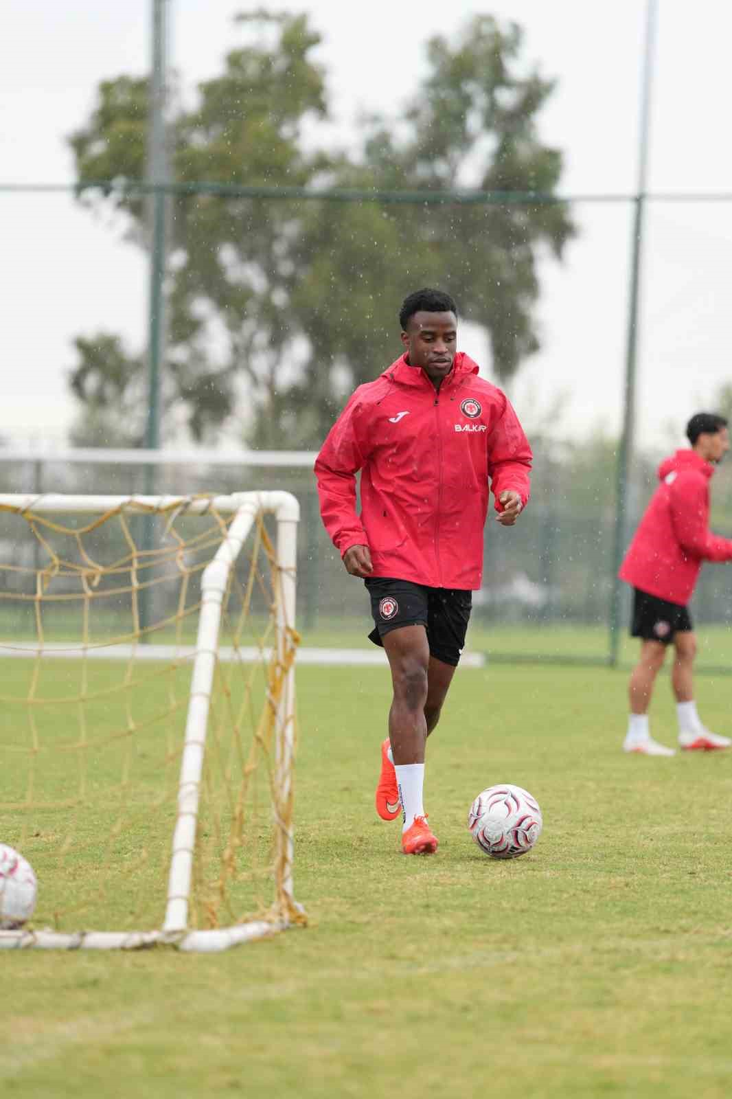 TRENDYOL SÜPER LİG EKİPLERİNDEN ÇORUM FK, MİLLİ MAÇLAR NEDENİYLE LİGE VERİLEN ARADA ANTALYA’DA SÜRDÜRDÜĞÜ KAMP ÇALIŞMALARINI TAMAMLADI.