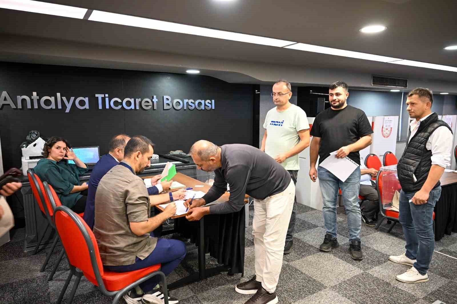 ANTALYA TİCARET BORSASI’NDA (ATB) 2026-2030 ÇALIŞMA DÖNEMİNDE GÖREV YAPACAK MESLEK KOMİTESİ VE MECLİS ÜYELERİNİN BELİRLENDİĞİ SEÇİMLER GERÇEKLEŞTİRİLDİ. BORSA MECLİS SALONU’NDA YAPILAN SEÇİMLERDE, 7 MESLEK KOMİTESİNDE GÖREV ALACAK ÜYELER İLE MECLİS ASİL VE YEDEK ÜYELERİ İÇİN SANDIK KURULDU.
