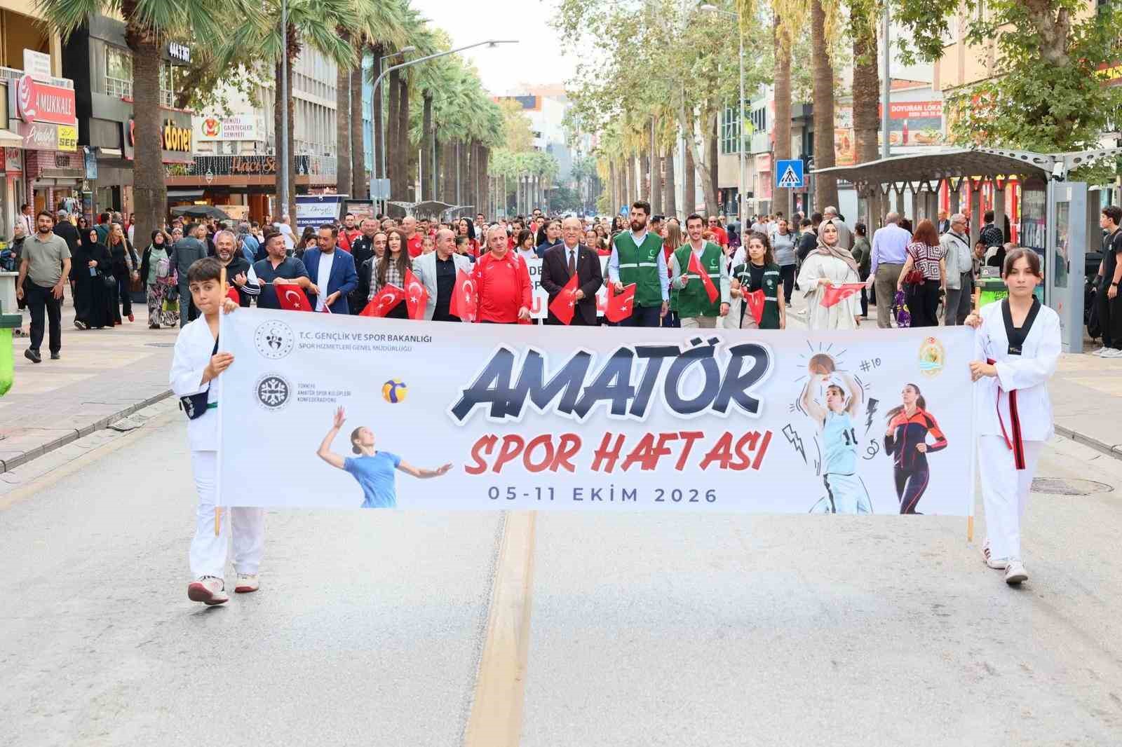 05-11 EKİM 2026 TARİHLERİNDE KUTLANAN AMATÖR SPOR HAFTASI ETKİNLİKLERİ KAPSAMINDA, SPORCU GRUPLARI VE PROTOKOLÜN KATILIMIYLA KORTEJ YÜRÜYÜŞÜ GERÇEKLEŞTİ. YÜRÜYÜŞÜN ARDINDAN 15 TEMMUZ DELİKLİÇINAR ŞEHİTLER MEYDANINA KURULAN ALANDA, SPORCU GRUPLARI GÖSTERİLERİNİ SUNDU.