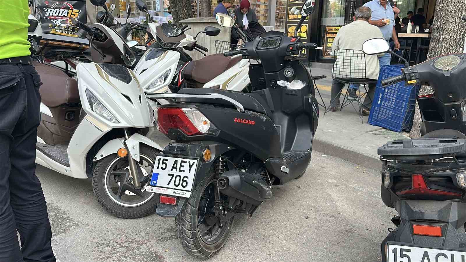 BURDUR'DA MOTOSİKLET SÜRÜCÜSÜNÜN DİREKSİYON HAKİMİYETİNİ KAYBETMESİ SONUCU DEVRİLDİ. KAZADA SÜRÜCÜ YARALANDI.