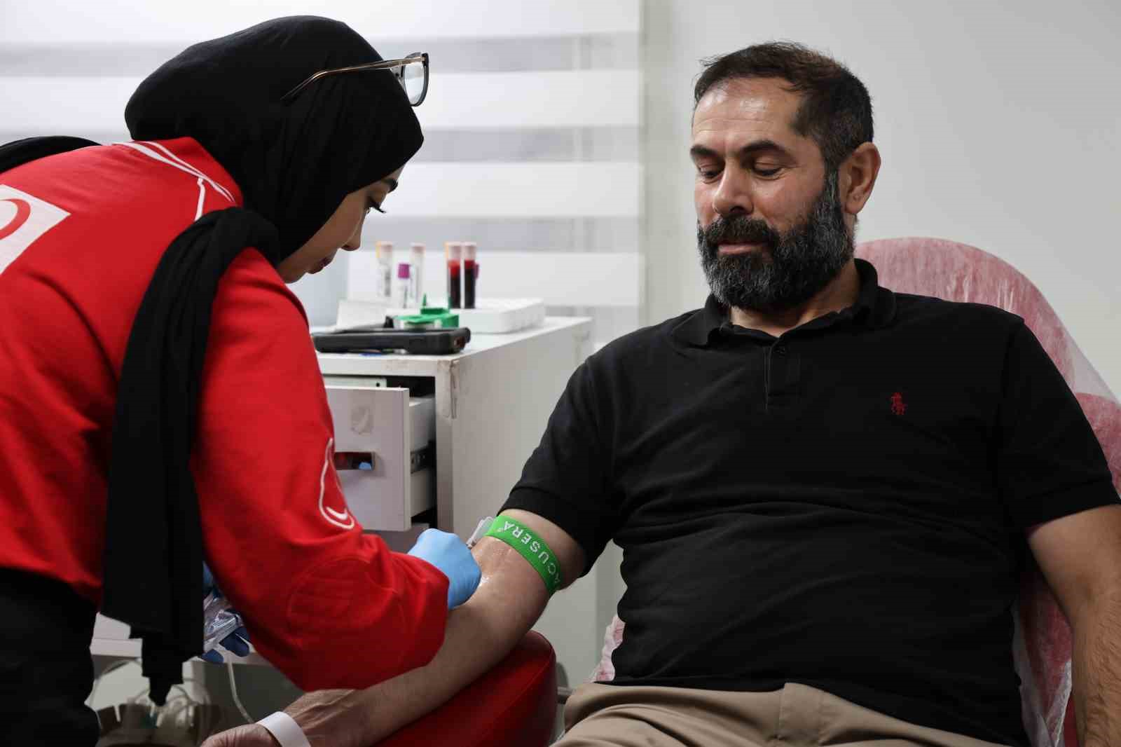 ELAZIĞ MEDİLİNES HASTANESİ VE TÜRK KIZILAYI İŞ BİRLİĞİYLE KIZILAY HAFTASI KAPSAMINDA DÜZENLENEN ETKİNLİKTE, HASTANE PERSONELİ VE GÖNÜLLÜ VATANDAŞLAR ACİL TIBBİ İHTİYAÇLAR İLE STOK SÜREKLİLİĞİNE DESTEK OLMAK AMACIYLA KAN BAĞIŞINDA BULUNDU