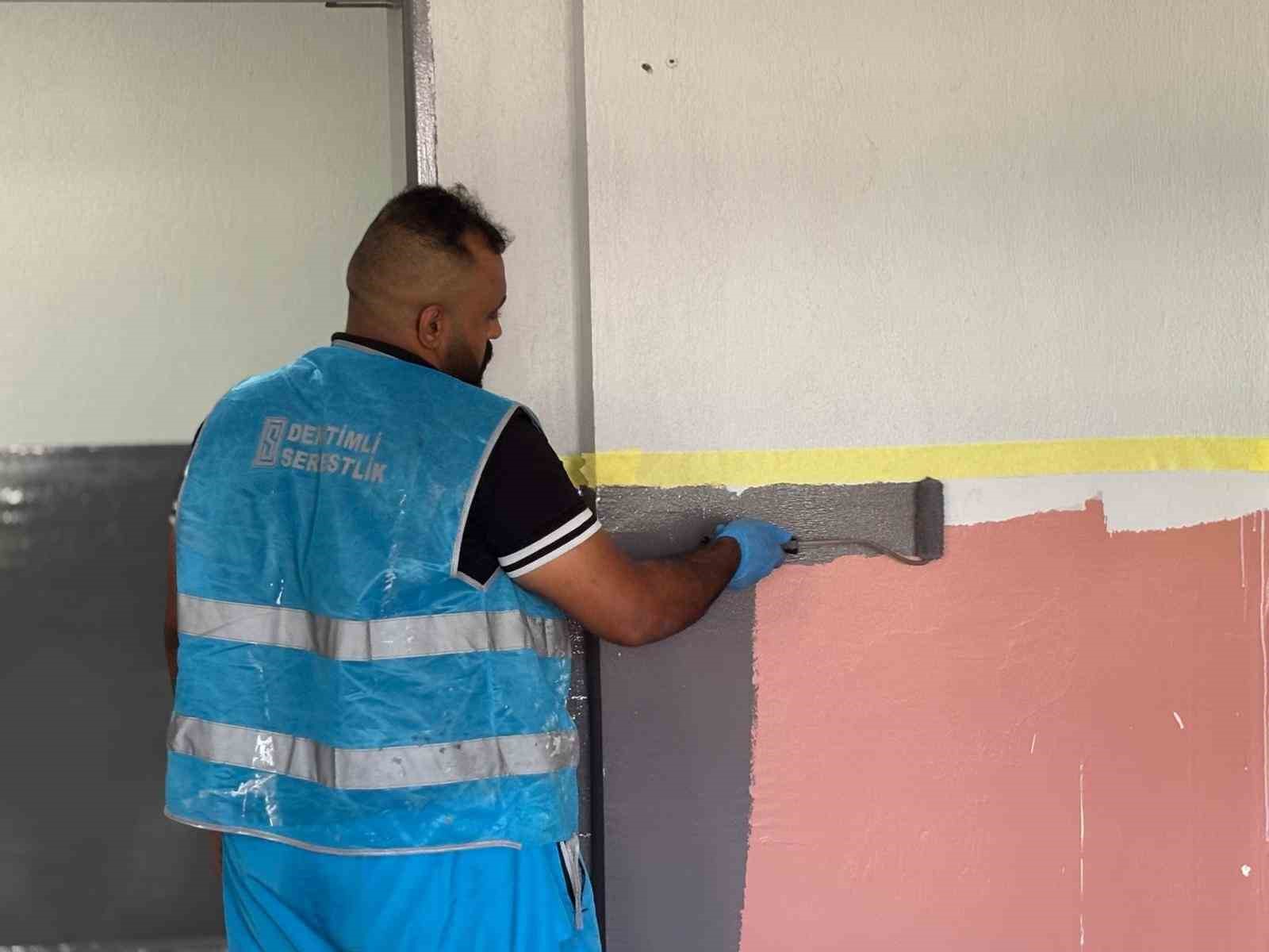 ALAŞEHİR’DE DENETİMLİ SERBESTLİK YÜKÜMLÜLERİ, YENİ EĞİTİM DÖNEMİ ÖNCESİ OKULLARIN BAKIM, ONARIM, BOYA VE TEMİZLİK ÇALIŞMALARINA DESTEK VERİYOR. ÇALIŞMALAR KAPSAMINDA ŞU ANA KADAR 3 OKULDA TOPLAM 36 SINIF YENİLENEREK ÖĞRENCİLERİN KULLANIMINA HAZIR HALE GETİRİLDİ.