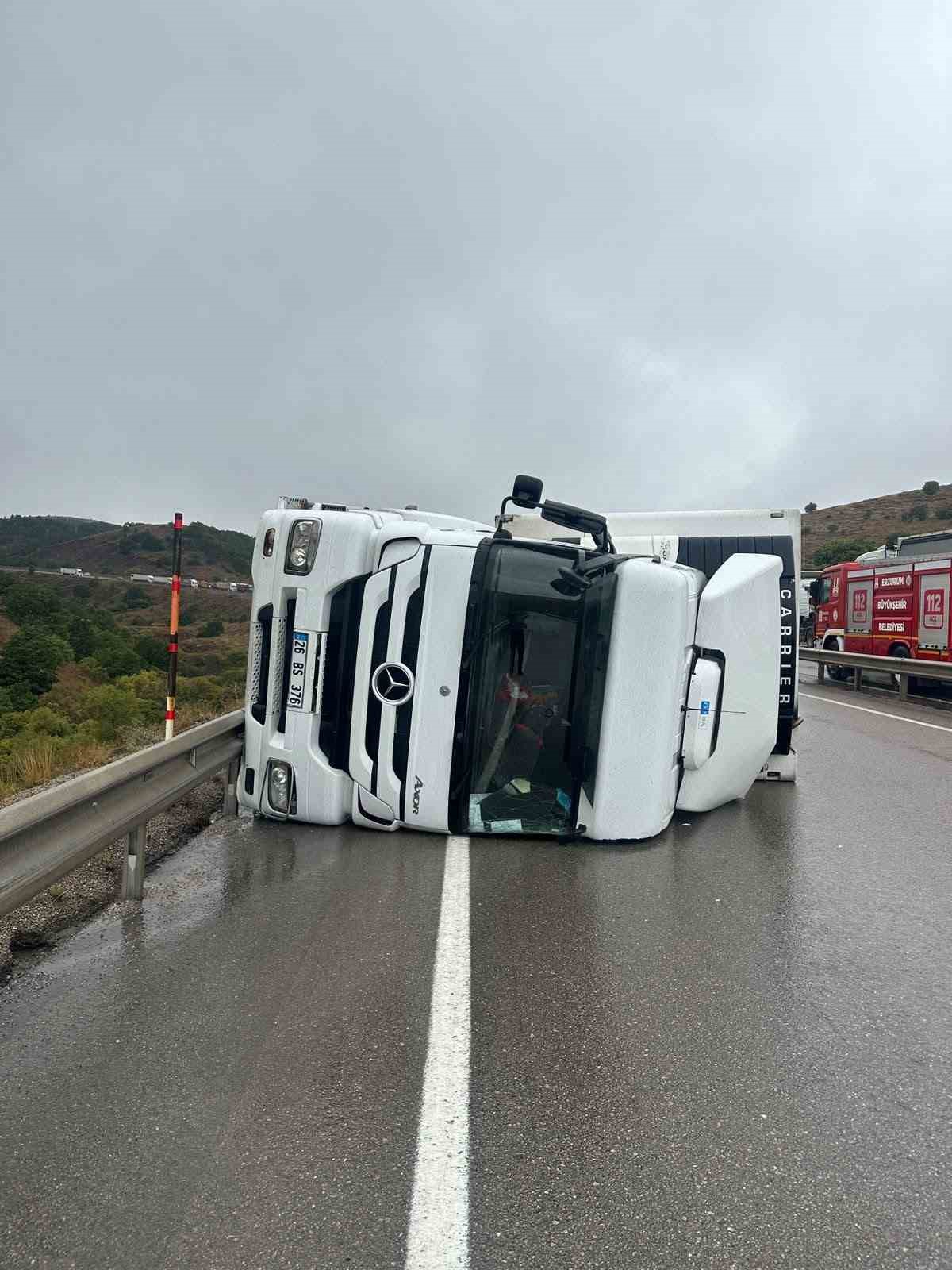 GIDA ÜRÜNÜ YÜKLÜ TIR, TEPEBAŞI-HACI HAMZA KÖYÜ MEVKİİNE GELDİĞİ SIRADA, YAĞIŞ NEDENİYLE KAYGANLAŞAN YOLDA SÜRÜCÜSÜNÜN DİREKSİYON HÂKİMİYETİNİ KAYBETMESİ SONUCU ÖNCE BARİYERLERE ÇARPTI, ARDINDAN YAN YATTI.