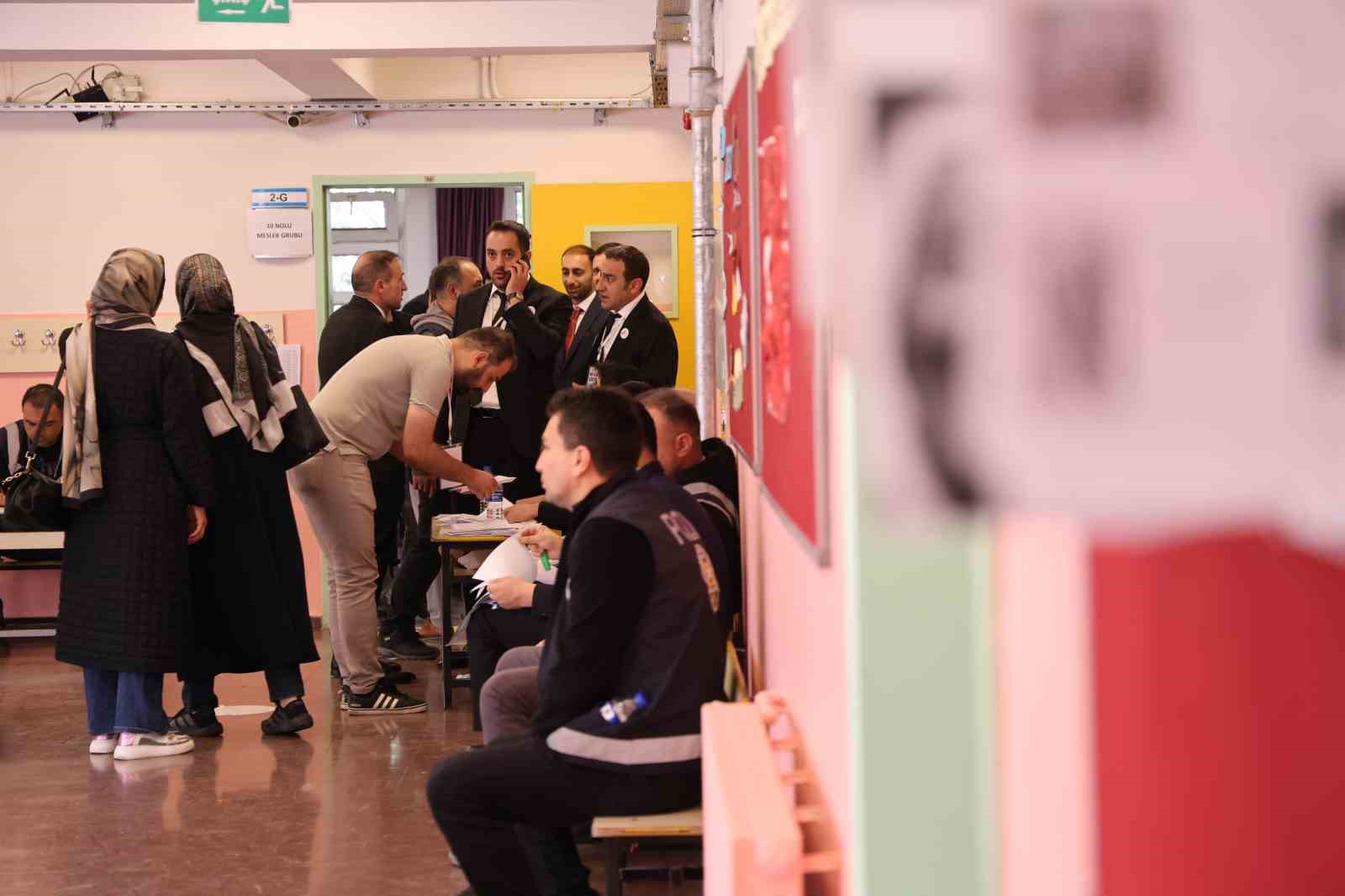 ELAZIĞ İŞ DÜNYASININ YENİ DÖNEM YÖNETİM KADROSUNU BELİRLEYECEK ORGAN SEÇİMLERİNDE, MESLEK KOMİTESİ VE MECLİS ÜYELİĞİ İÇİN OY VERME İŞLEMİ GERÇEKLEŞTİRİLİYOR