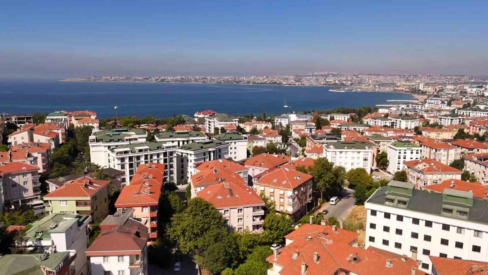 İSTANBUL'UN BÜYÜKÇEKMECE İLÇESİNDE MUHTEMEL DEPREMDE YIKILMA TEHLİKESİ BULUNAN 4 BLOKTAN OLUŞAN 48 BAĞIMSIZ KONUTUN KENTSEL DÖNÜŞÜM ÇALIŞMALARI, BÜYÜKÇEKMECE BELEDİYESİ'NİN KATKILARIYLA YIKILMAYA BAŞLANDI.
