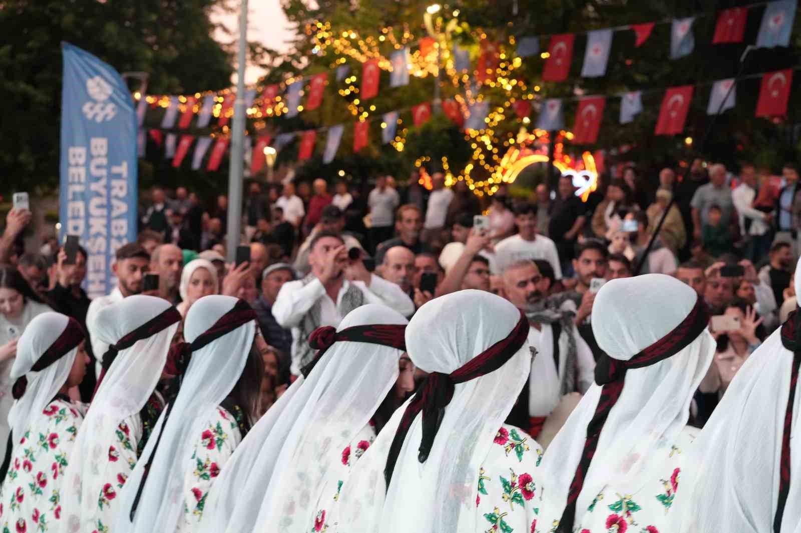 TRABZON İLE MARDİN ARASINDAKİ GÖNÜL KÖPRÜSÜNÜ PEKİŞTİRMEK AMACIYLA MARDİN TRABZONSPOR TARAFTAR DERNEĞİ İŞ BİRLİĞİYLE TRABZON'DA BULGUR FESTİVALİ DÜZENLENDİ.
